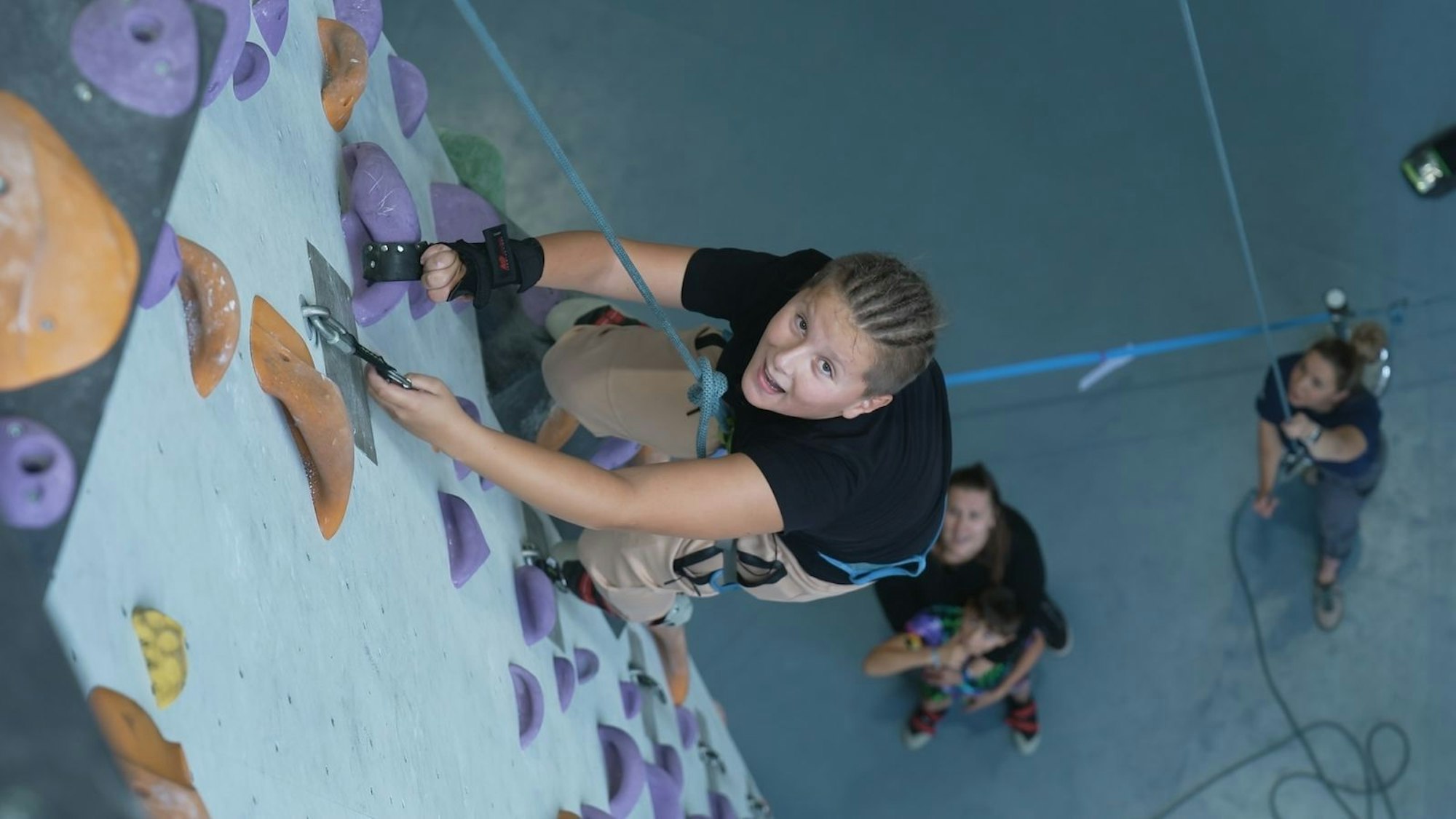 Gabriel meistert es trotz seiner motorischen Einschränkungen, eine Kletterwand zu erklimmen. (Bild: ZDF / Dennis Ströbele)
