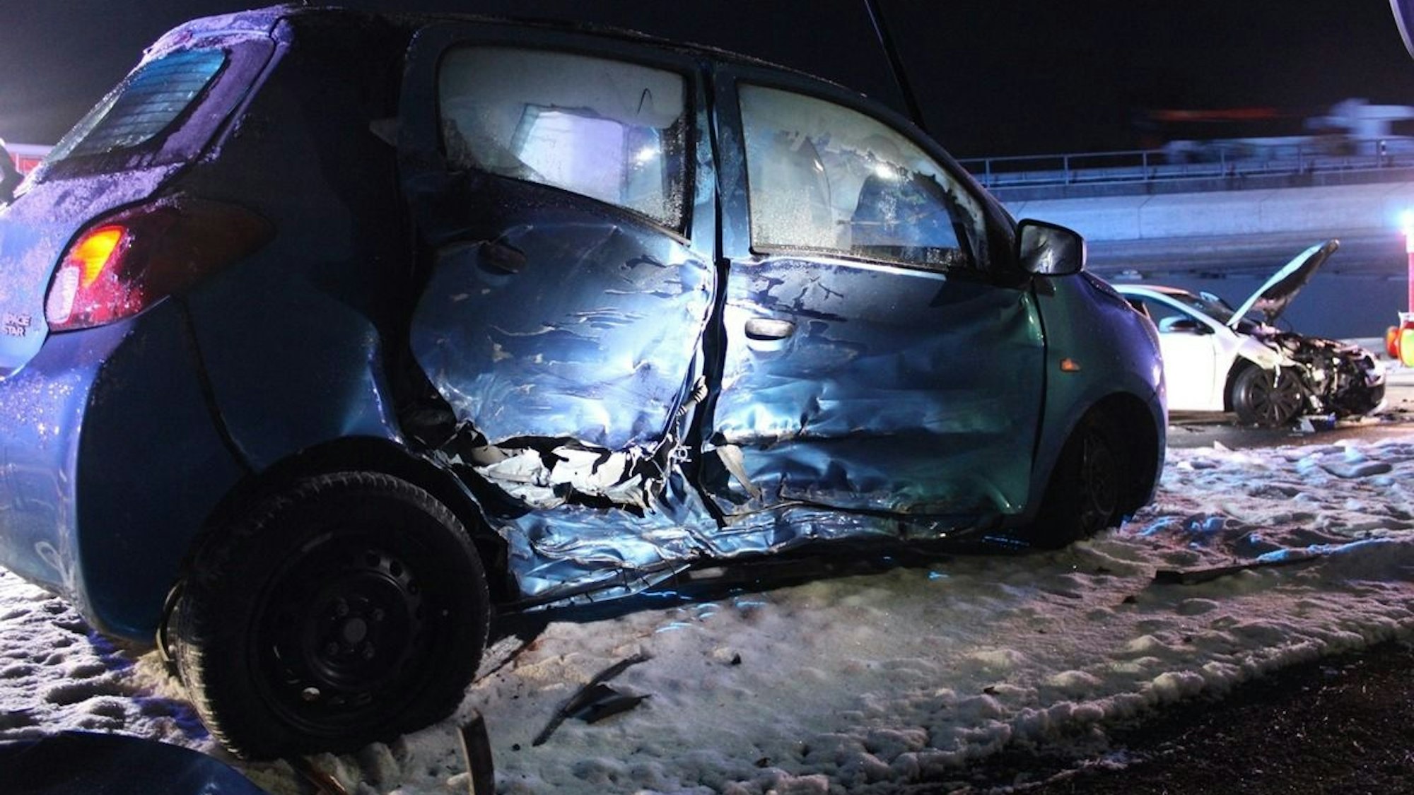 Zwei Autos nach einem Unfall an einer Kreuzung.