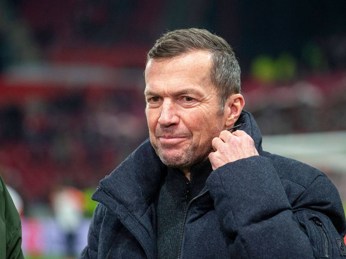 Lothar Matthäus richtet sich ein Mikrofon am Kragen.