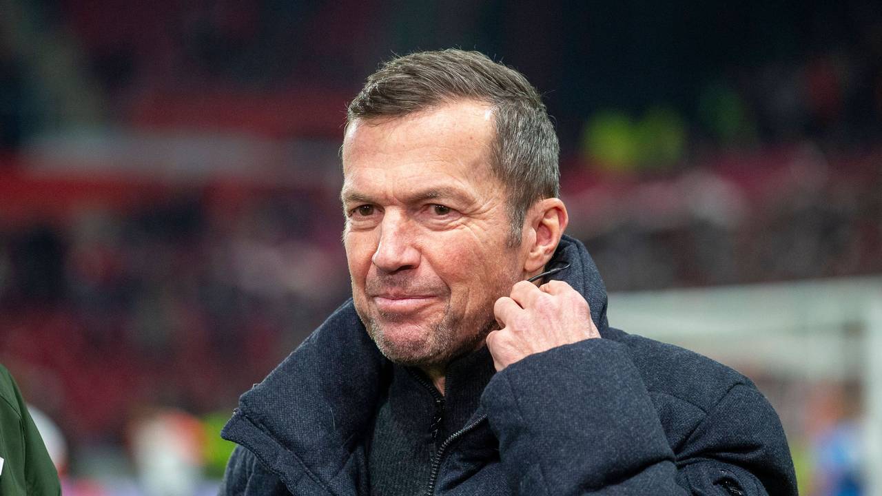 Lothar Matthäus richtet sich ein Mikrofon am Kragen.