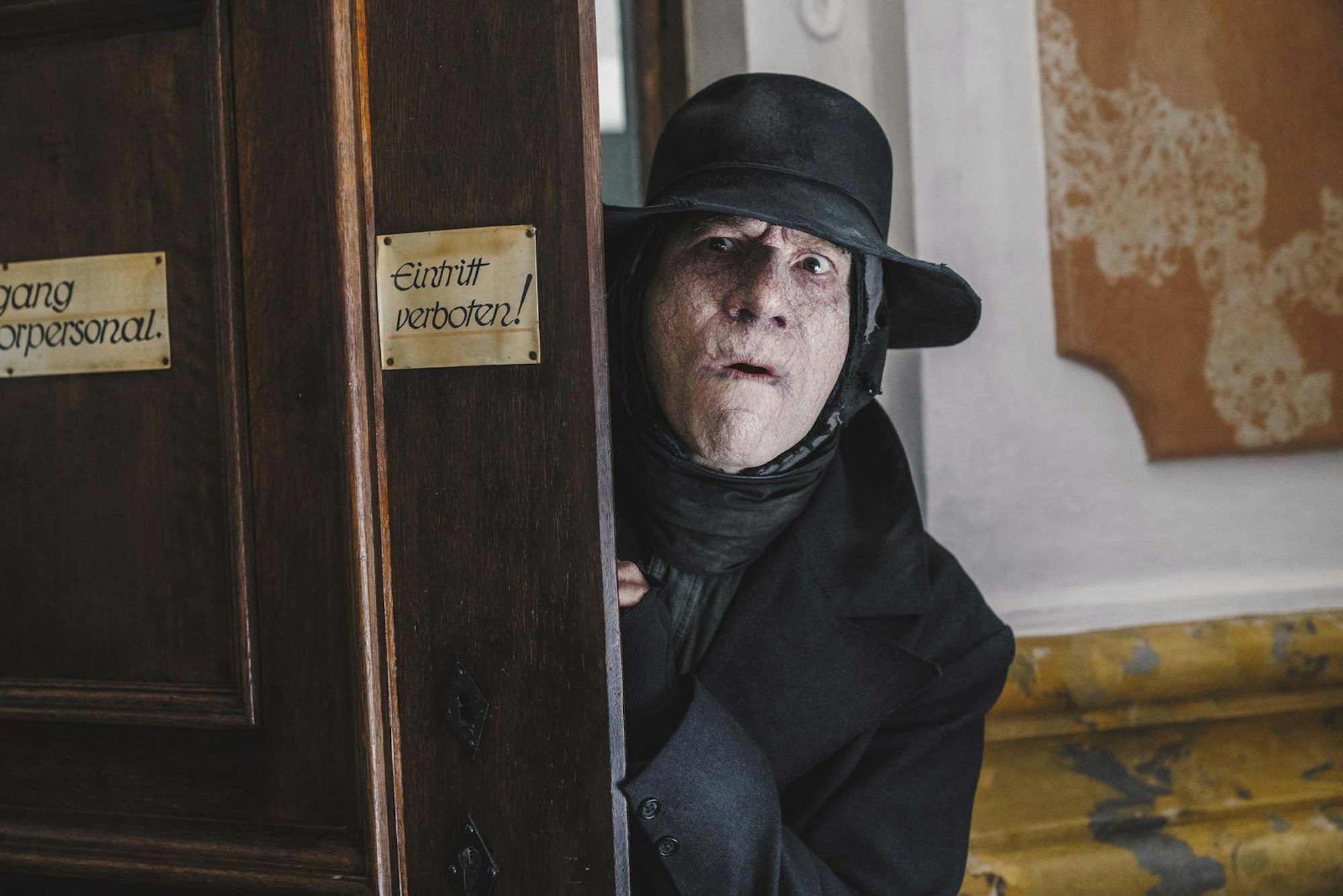 Der Boandlkramer (Michael „Bully“ Herbig) weiß gar nicht, wie ihm geschieht: Er ist verliebt. (Bild: LEONINE/herbX film/Perathon Medien GmbH/Hendrik Heiden)