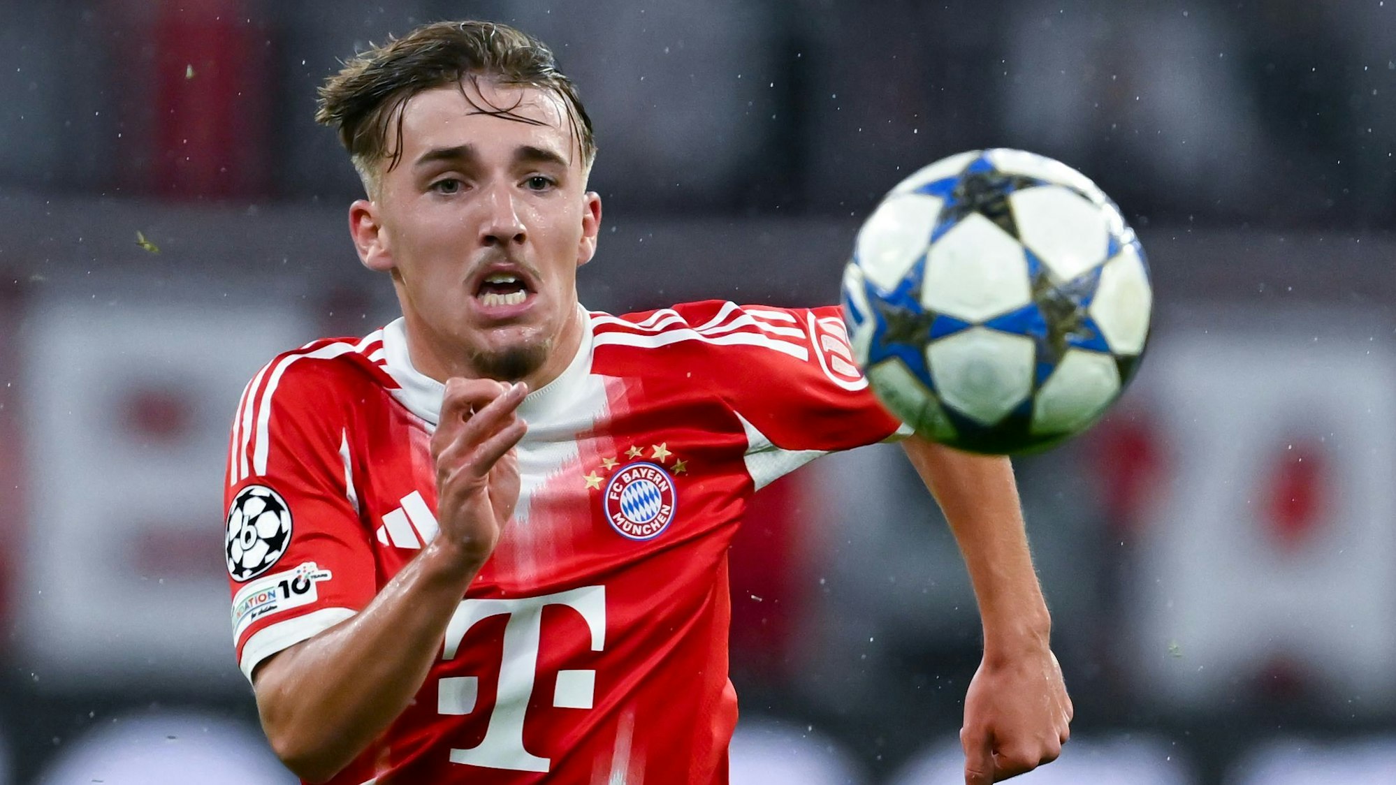 Lennart Karl für den FC Bayern am Ball