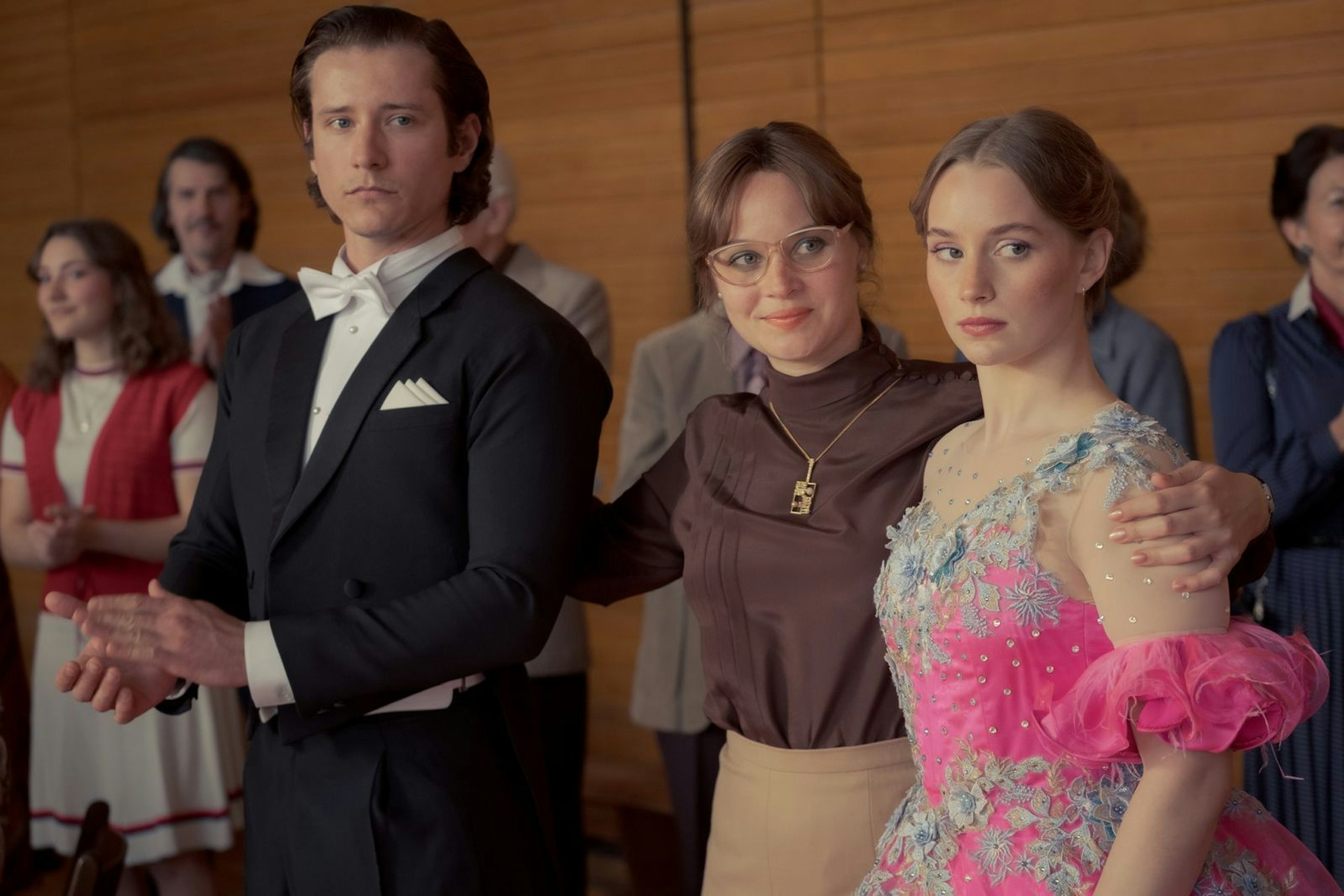 Der Tag des Tanzturniers. Steffen Henke (Benedikt Kalcher, l.), Monika Franck-Schöllack (Sonja Gerhardt, 2.v.l.) und Dorli Schöllack (Carlotta Bähre, r.) sind gespannt.
(Bild: ZDF/Conny Klein)