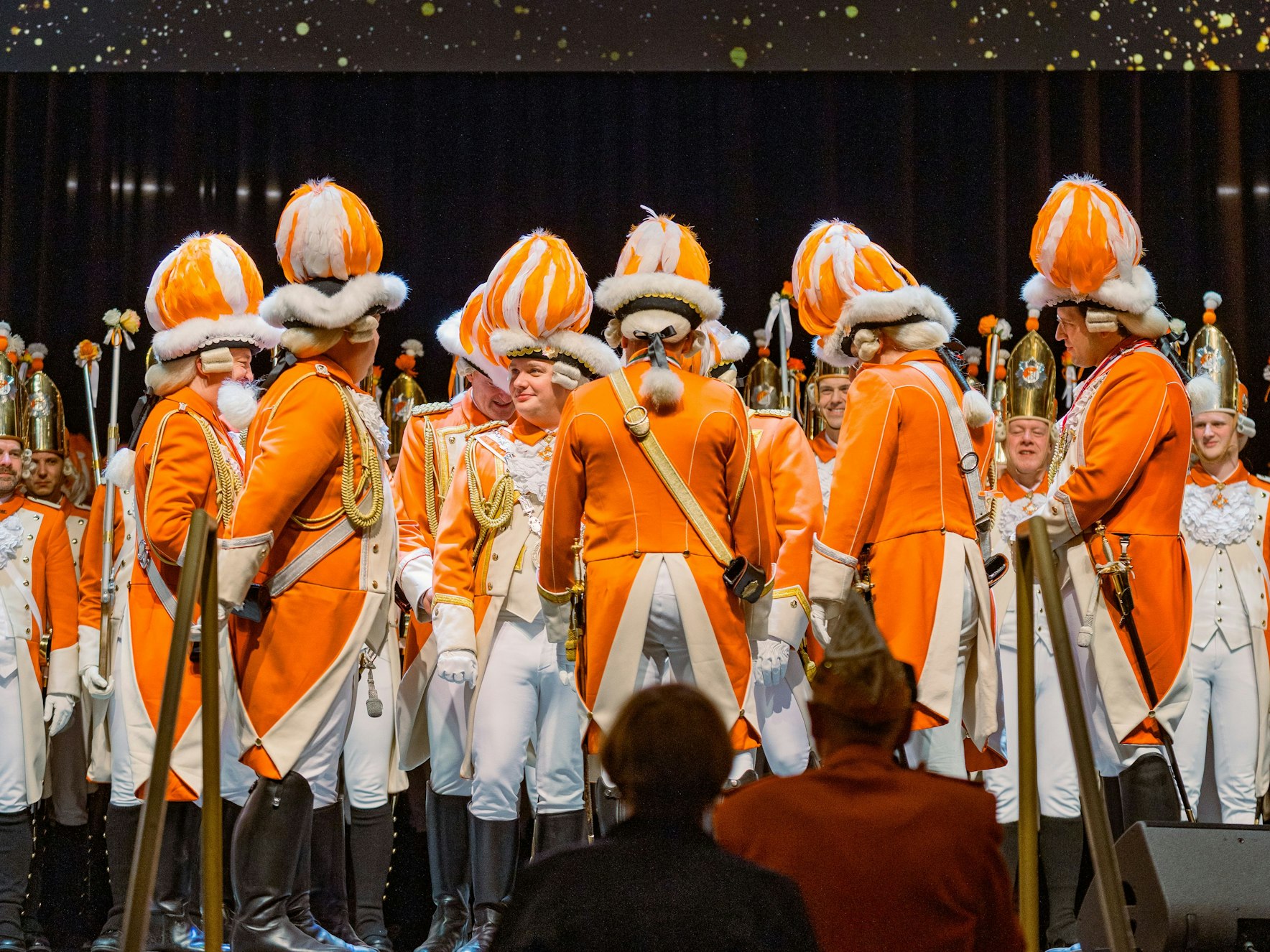 Der Vorstand der Nippeser Bürgerwehr steht auf der Bühne.