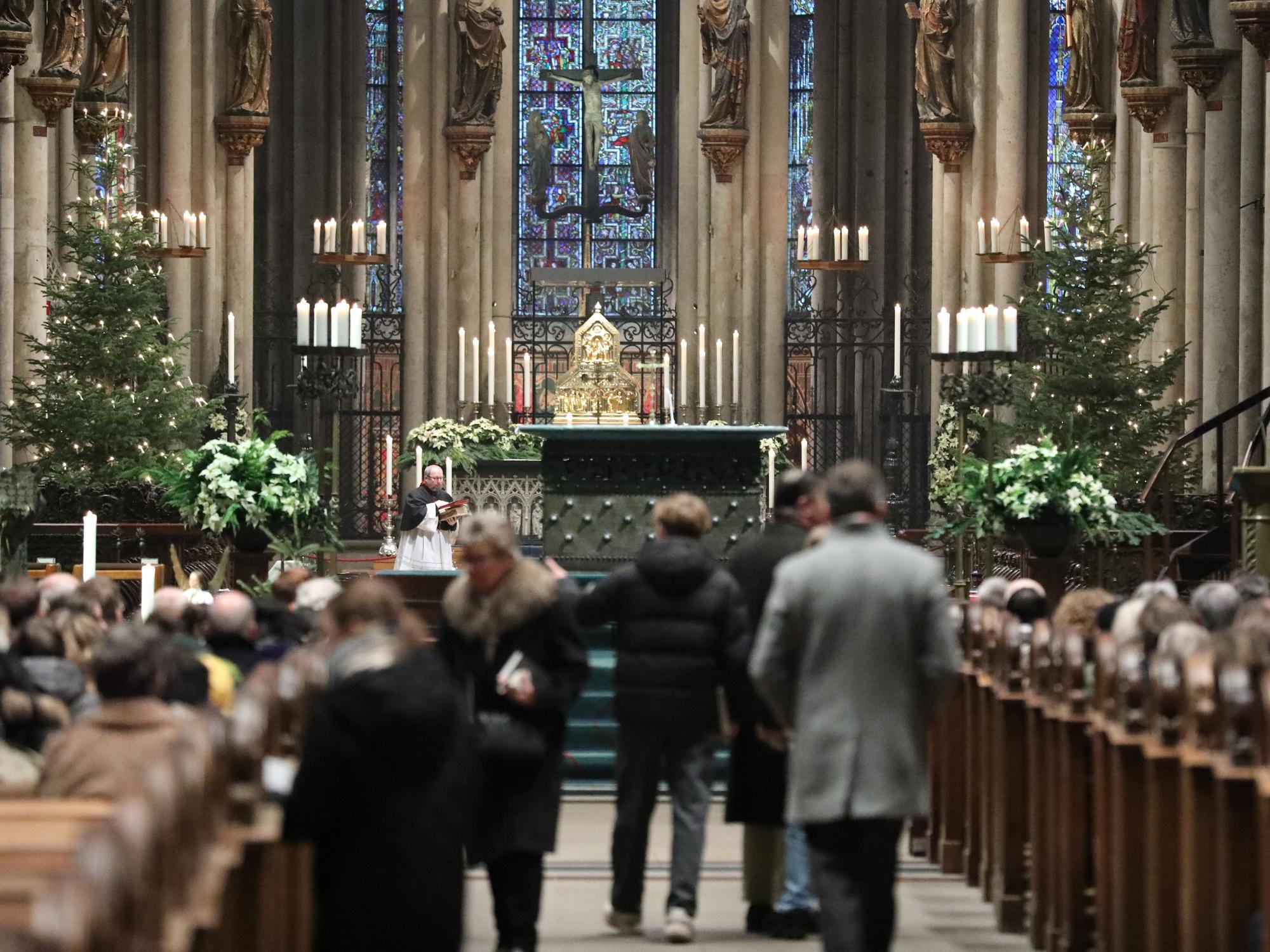 Gläubige versammeln sich im Kölner Dom