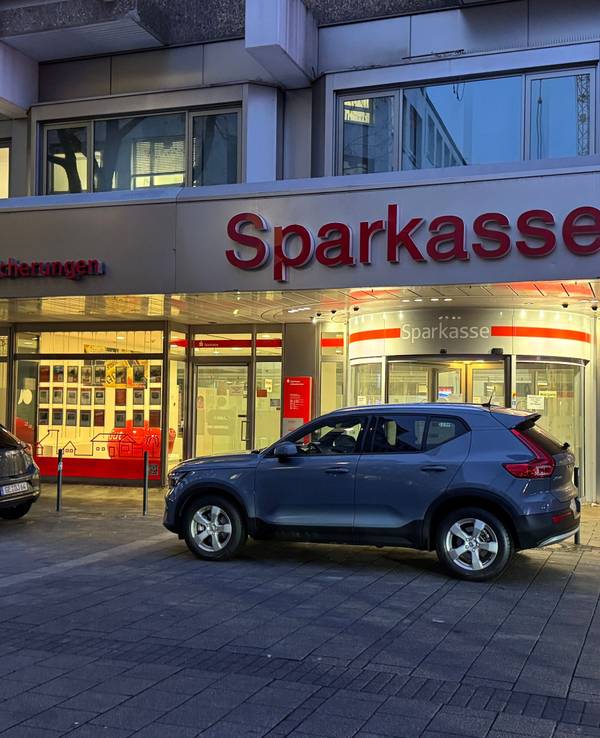Zivilfahrzeuge stehen vor der Filiale der Sparkasse in Gelsenkirchen. Nach dem spektakulären Millionen-Coup im Stadtteil Buer hat die Polizei das Institut am Dienstag durchsucht.