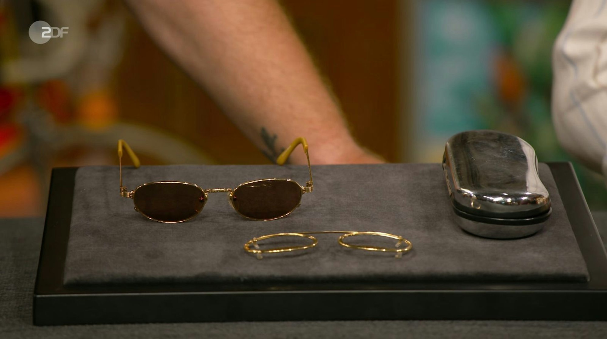 Die beiden Freundinnen aus Köln hatten das auffällige Modell auf einem Flohmarkt in Bonn entdeckt - in einer Kiste voller Sonnenbrillen und für gerade einmal „einen Zehner“. (Bild: ZDF)