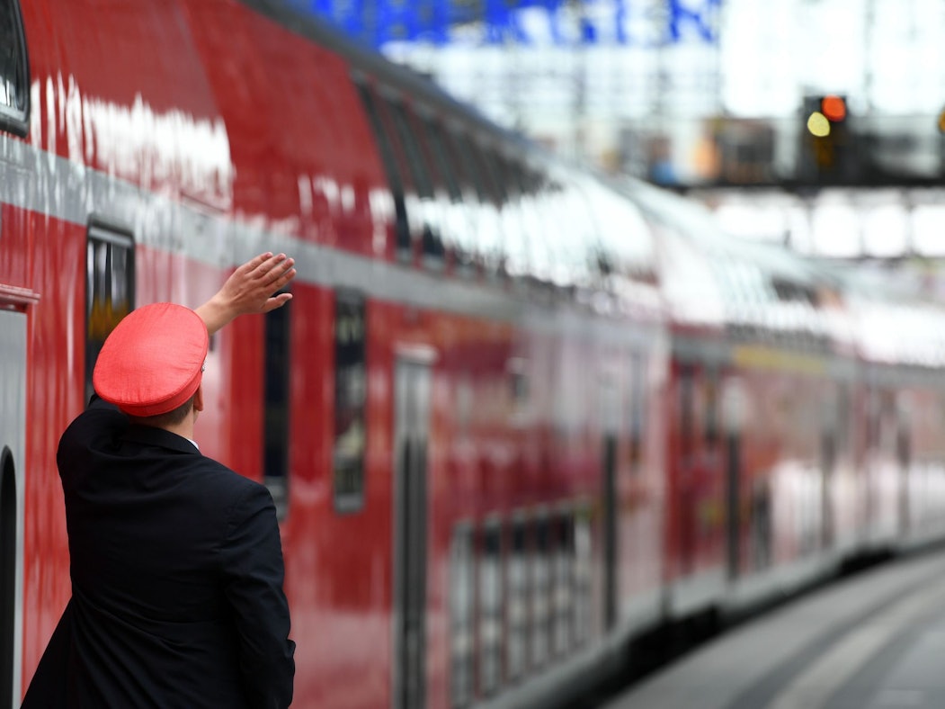 Eine Bahmitarbeiterin neben einem Zug. (Archivbild)