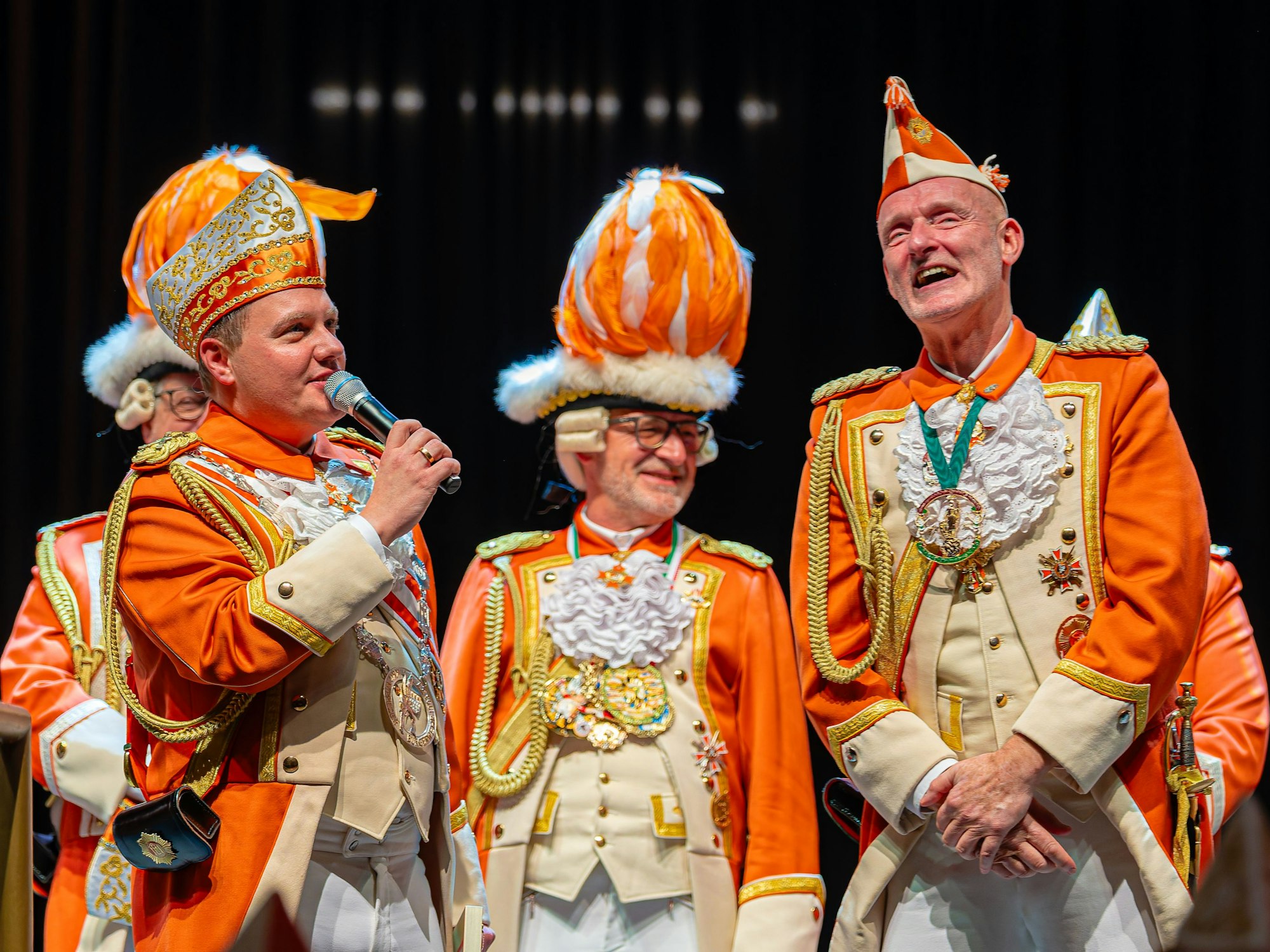 Michael Gerhold zeichnet Christoph Stock aus.