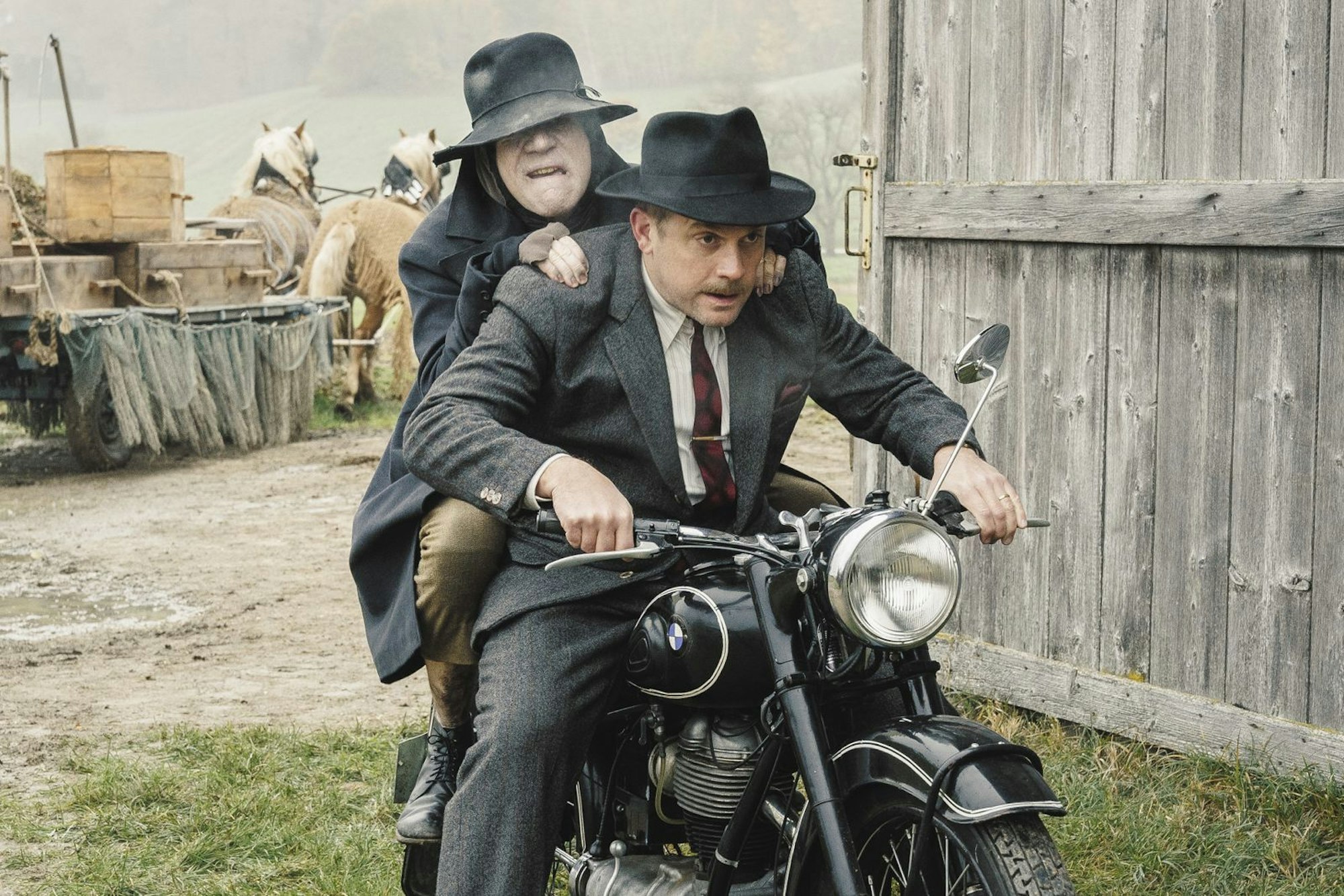 Ob der Frauenheld Max Gumberger (Sebastian Bezzel, vorne) dem Boandlkramer (Michael „Bully“ Herbig) weiterhelfen kann? (Bild: LEONINE/herbX film/Perathon Medien GmbH/Hendrik Heiden)