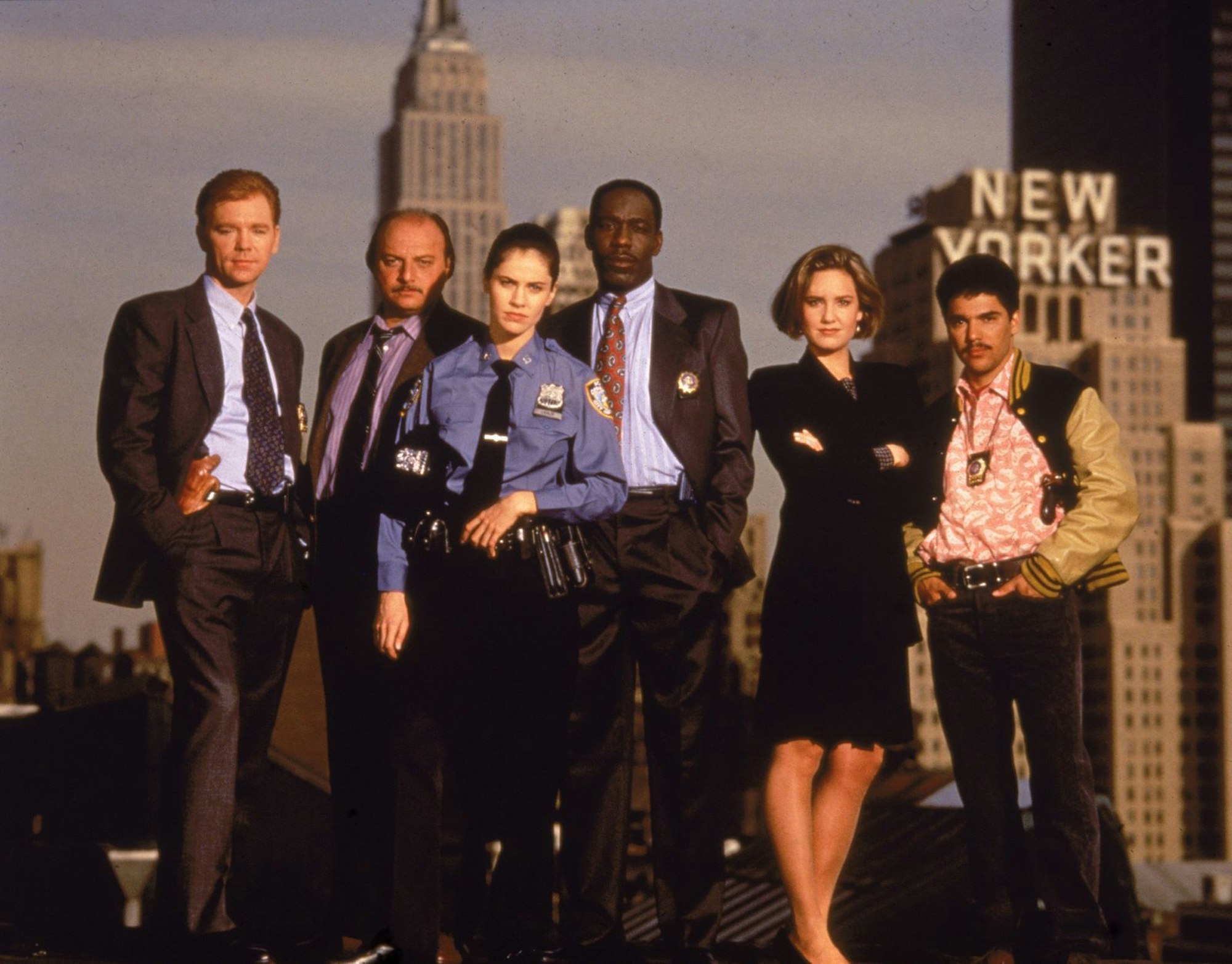 Polizei ist sein Metier: David Caruso (links) mit dem restlichen Cast des Polizeidramas „NYPD Blue“ im Jahr 1993. (Bild: 20th Century Fox Television/Getty Images)