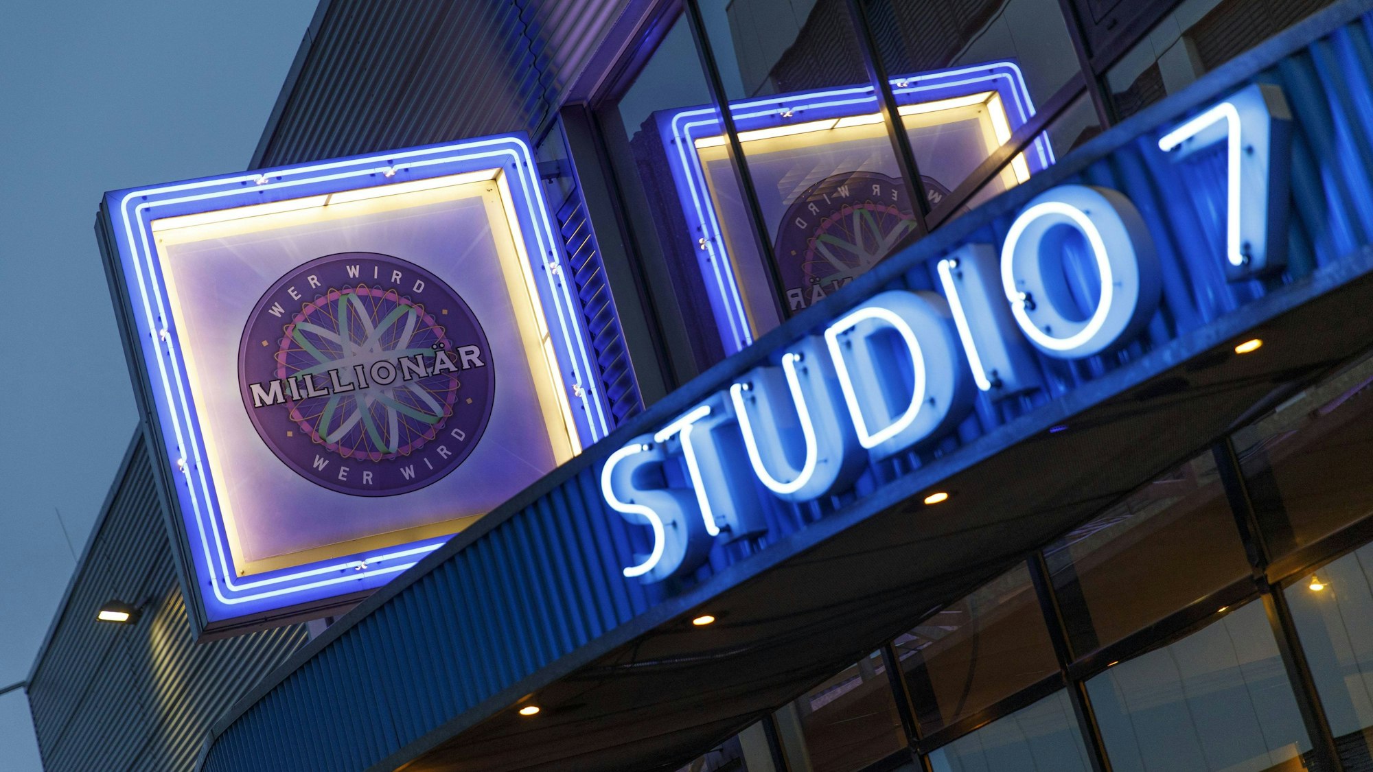 Gebäude mit Leuchtreklamen im Dunkeln