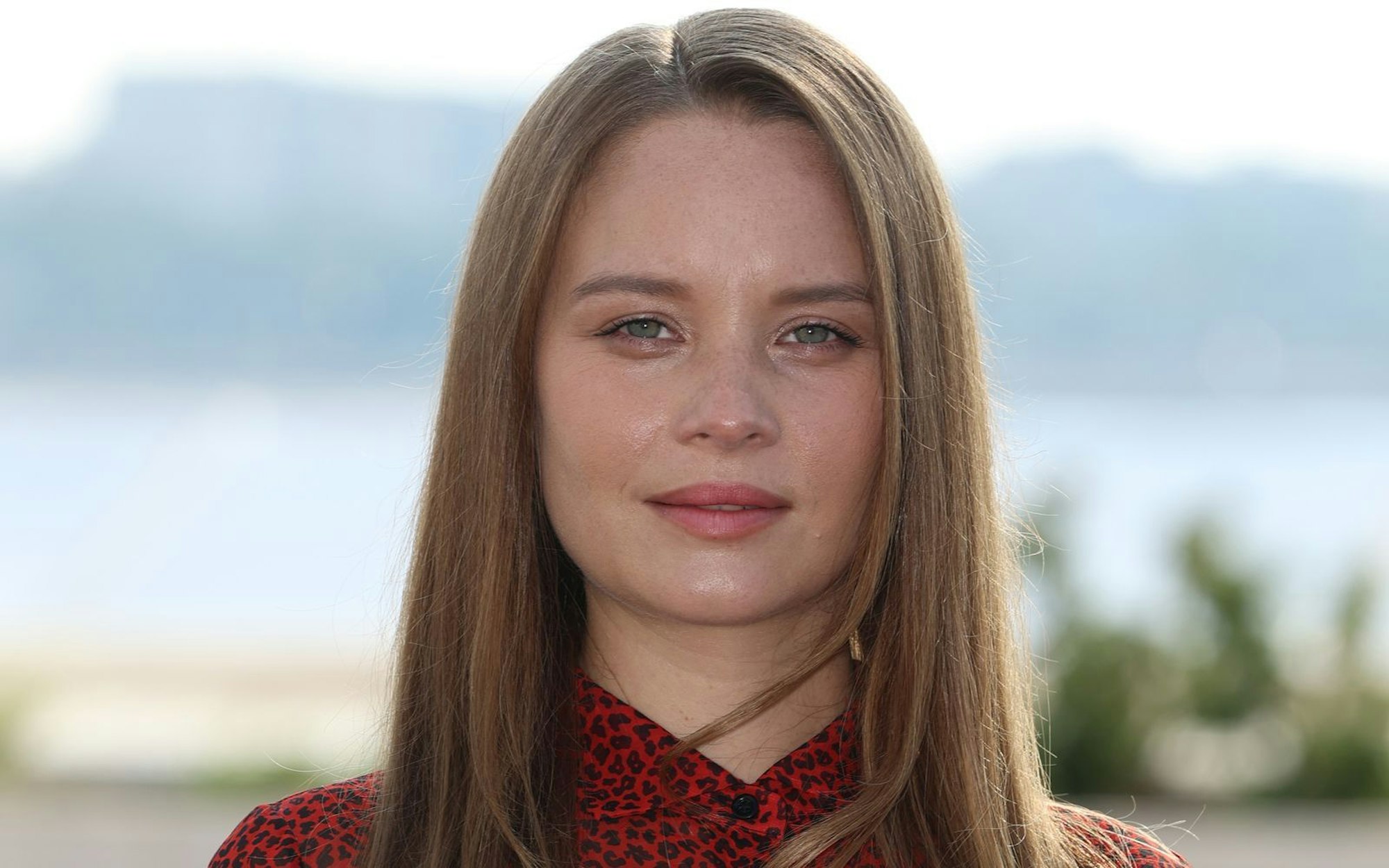 „Ich bin aus Prenzlauer Berg, deswegen ist der Ku'damm eine Weltreise für mich“: Sonja Gerhardt (2025 in Cannes) gehört auch in „Ku'Damm 77“ zu den Stars. (Bild: 2025 Getty Images/Pascal Le Segretain)