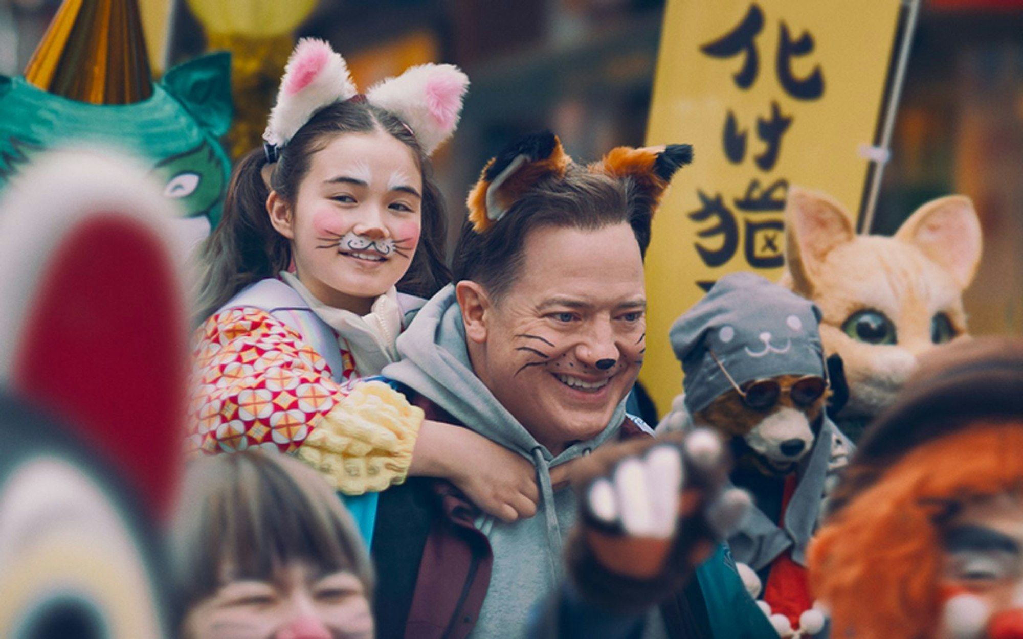 Brendan Fraser (mit Shannon Mahina Gorman) lässt sich in „Rental Family“ als Familienmitglied mieten. (Bild: 2025 Searchlight Pictures/Disney)