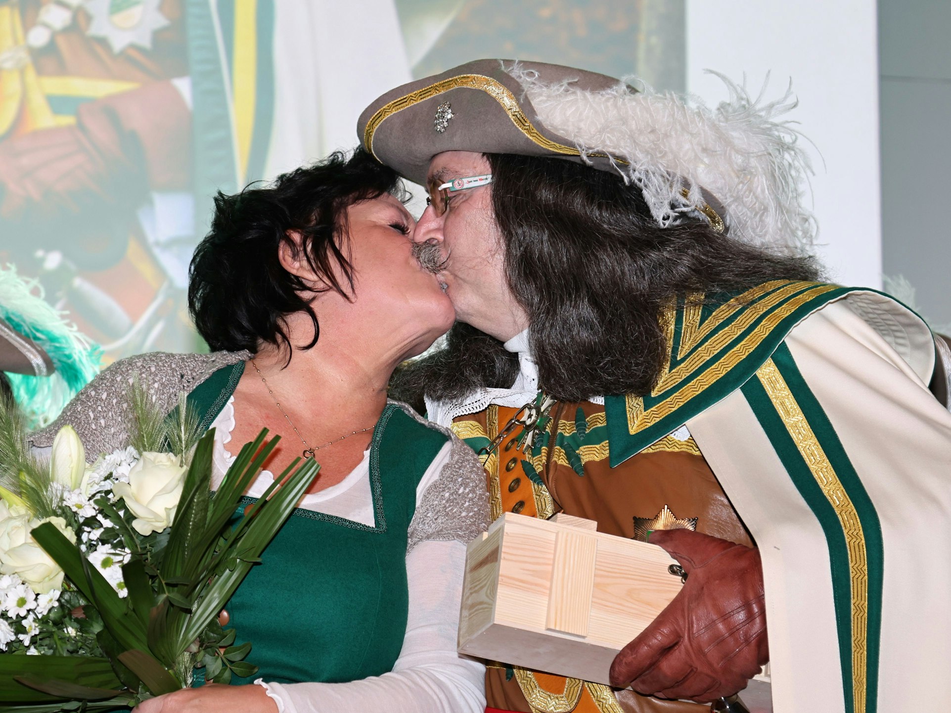 Horst-Peter Becker und seine Ehefrau Melanie küssen sich.