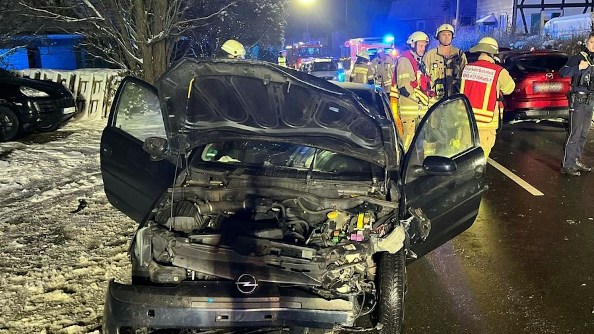 Zwei Verletzte bei Frontalzusammenstoß in Burscheid.
