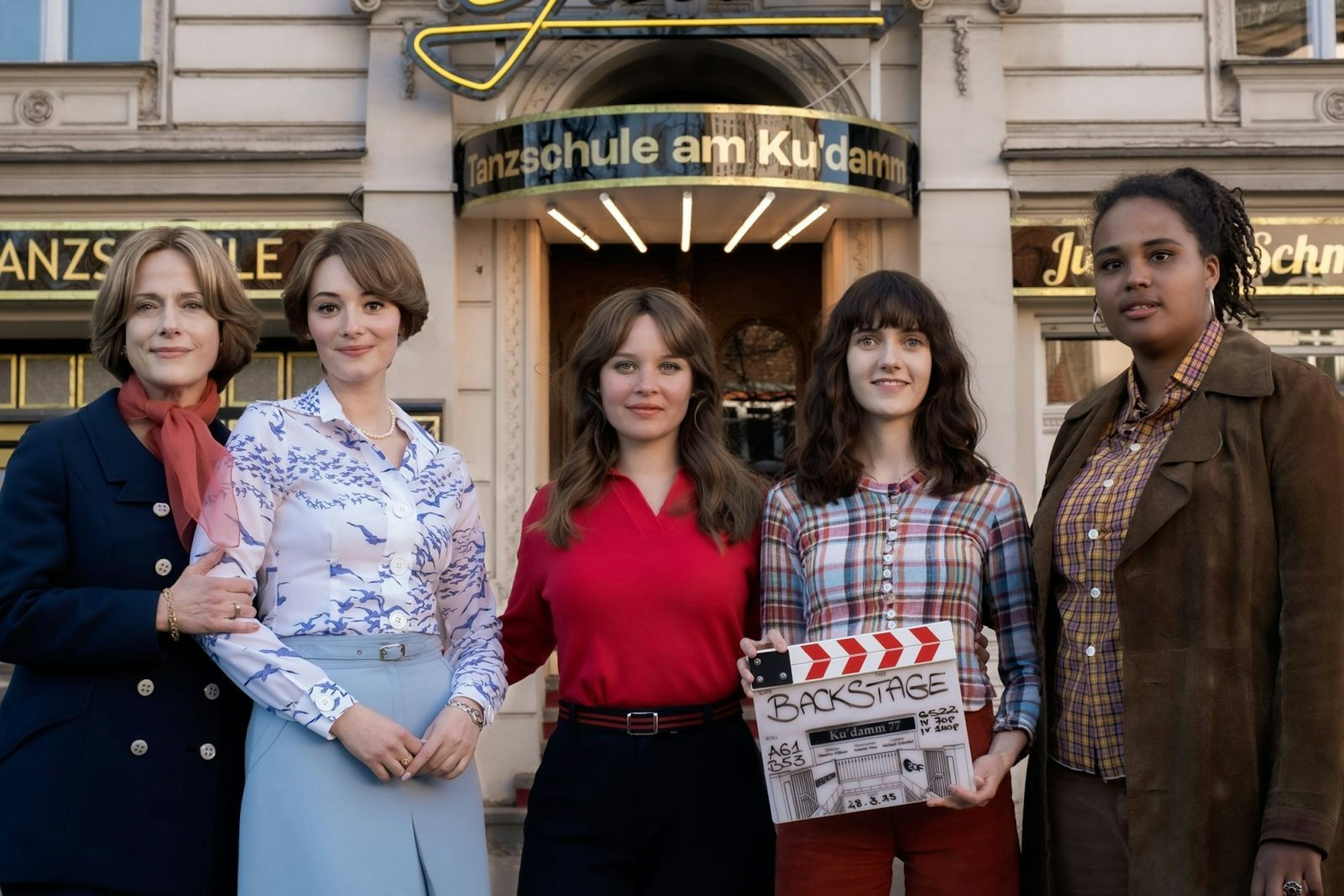 Altgediente Stars und talentierte Newcomerinnen, von links: In „Ku'damm 77“ sind unter anderem Claudia Michelsen, Maria Ehrich, Sonja Gerhardt, Marie Louise Albertine Becker und Massiamy Diaby zu sehen.
(Bild: ZDF/Conny Klein)