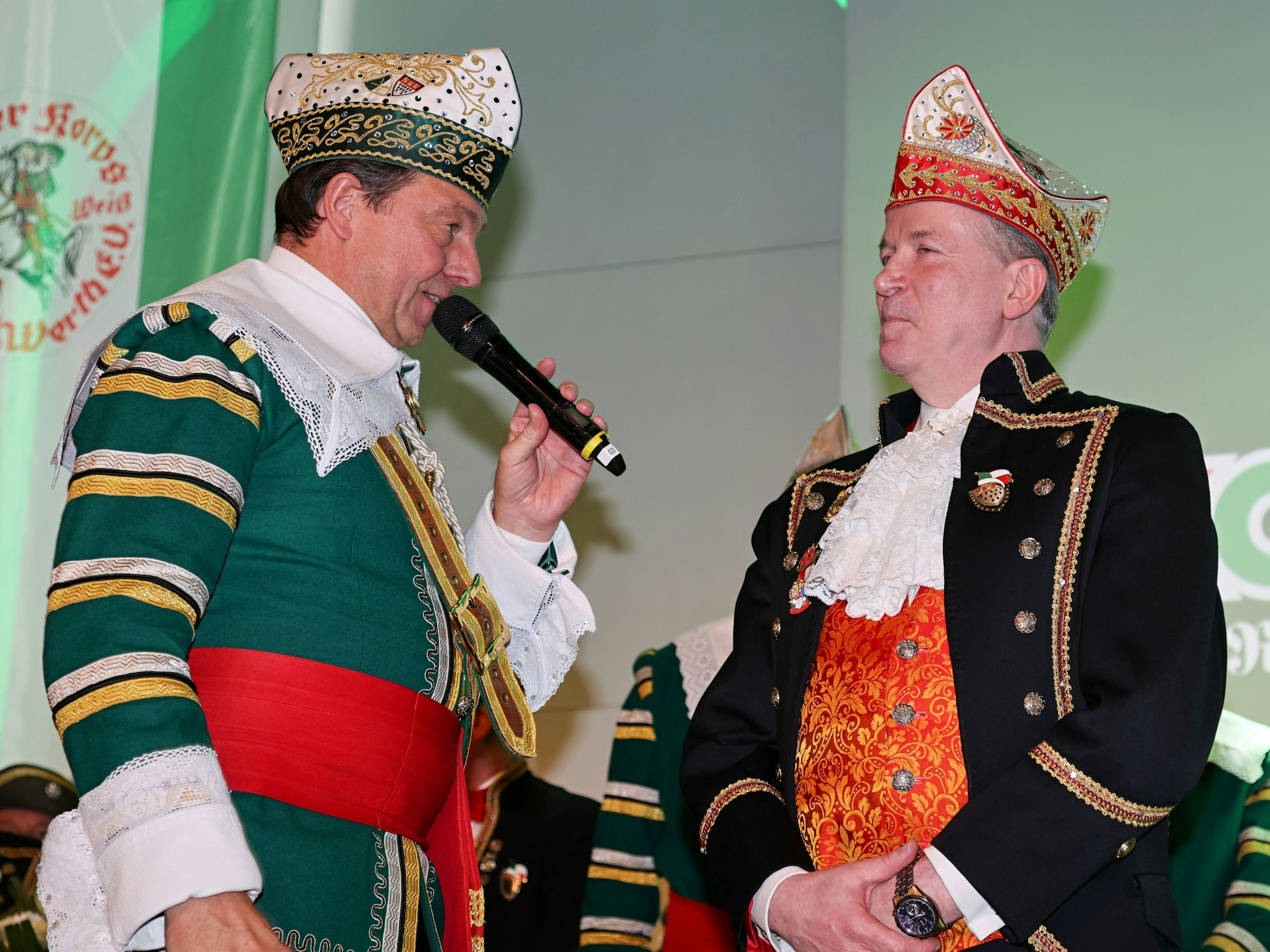 Stefan Kühnapfel hält eine Rede für Christoph Kuckelkorn.