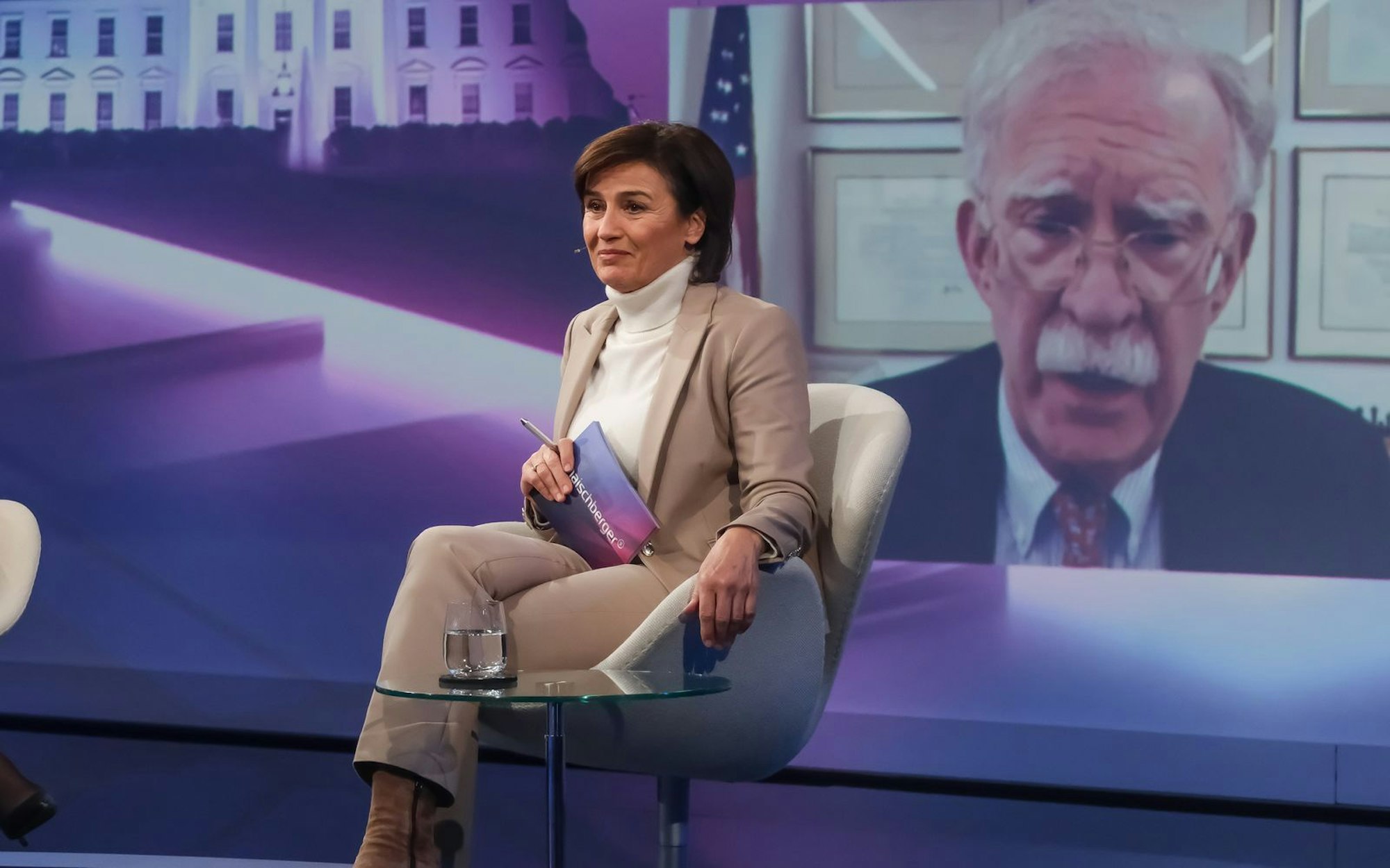 Der ehemalige US-Sicherheitsberater John Bolton warnte in der Sendung von Sandra Maischberger vor den möglichen Folgen von Donald Trumps Außenpolitik. (Bild: WDR/Oliver Ziebe)