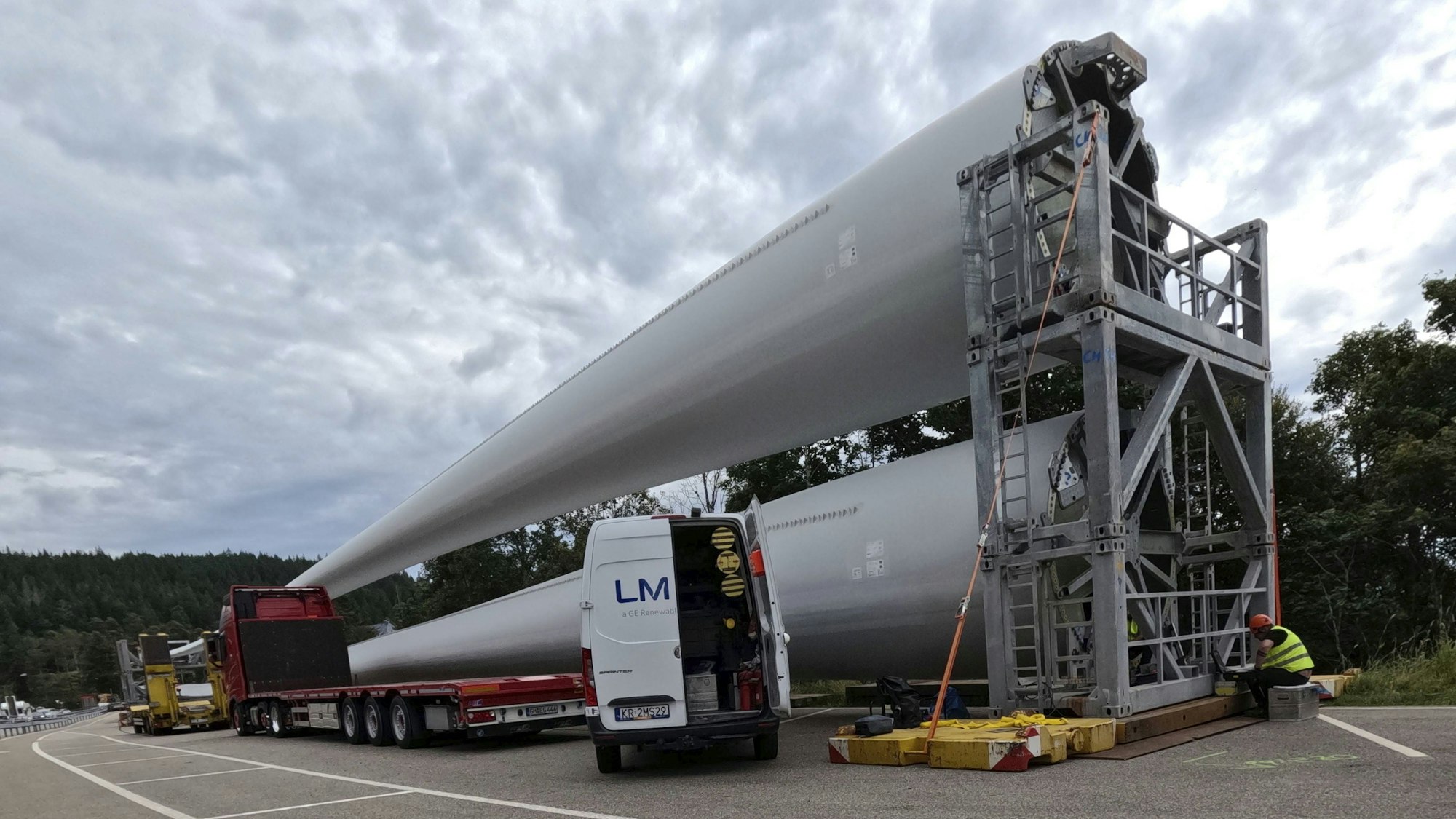 Schwertransport von Windradflügeln auf einer Straße