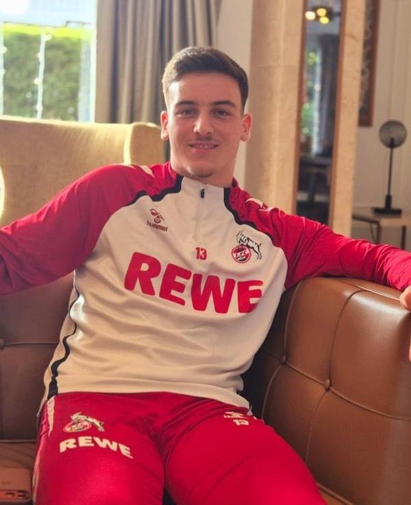 Said El Mala sitzt mit FC-Trainingsanzug in einem Ledersessel.