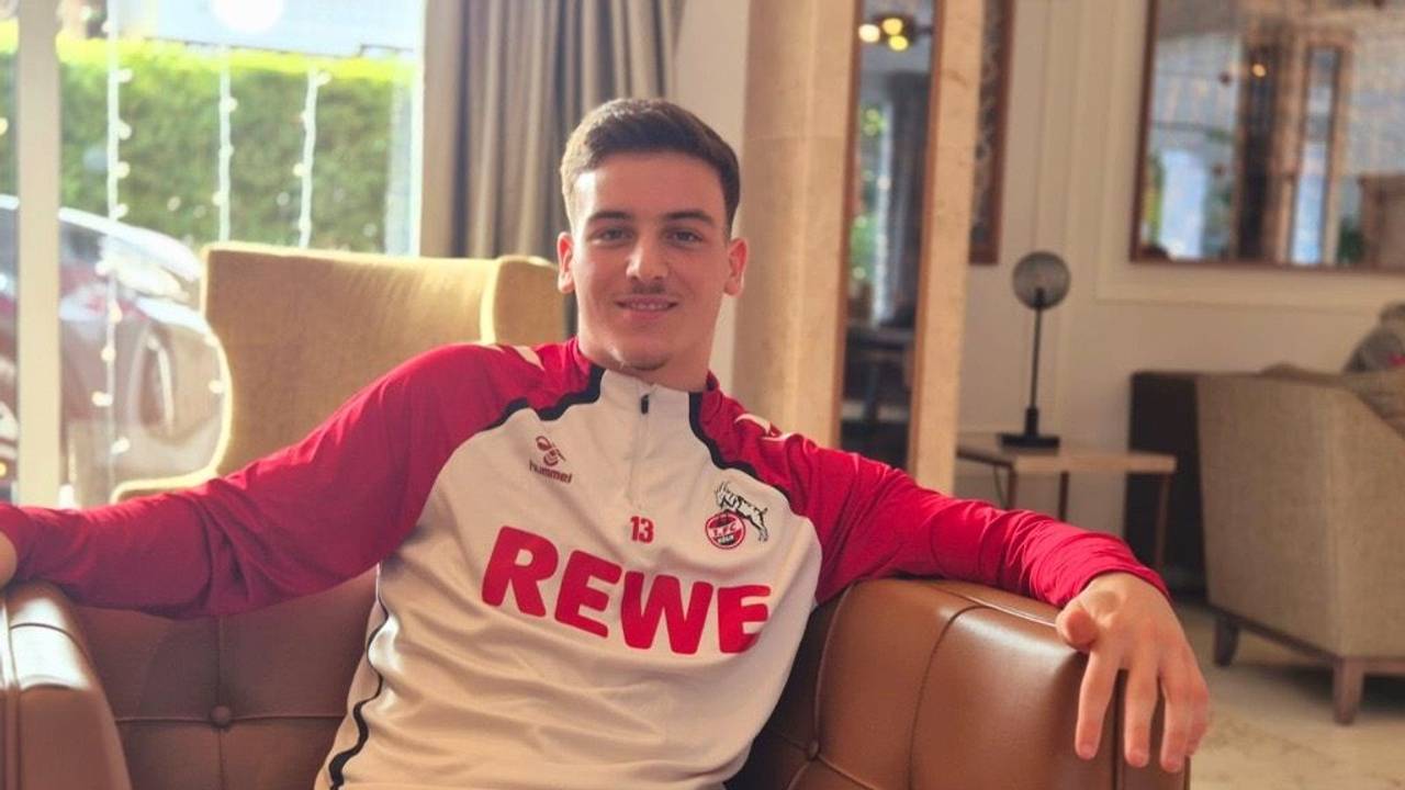 Said El Mala sitzt mit FC-Trainingsanzug in einem Ledersessel.