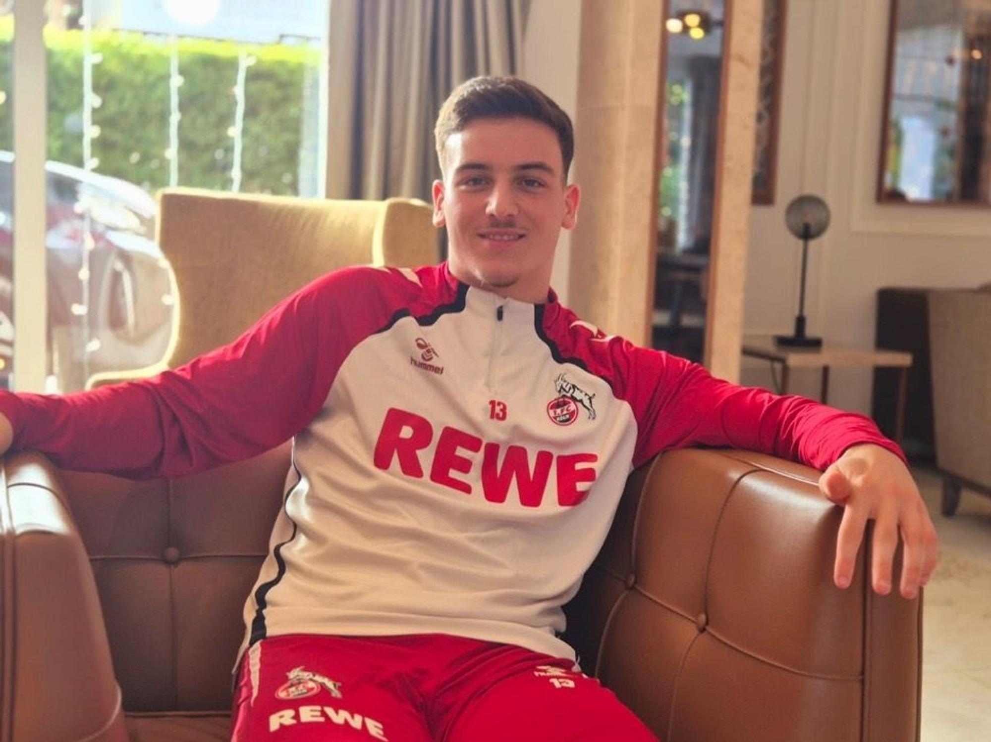 Said El Mala sitzt mit FC-Trainingsanzug in einem Ledersessel.
