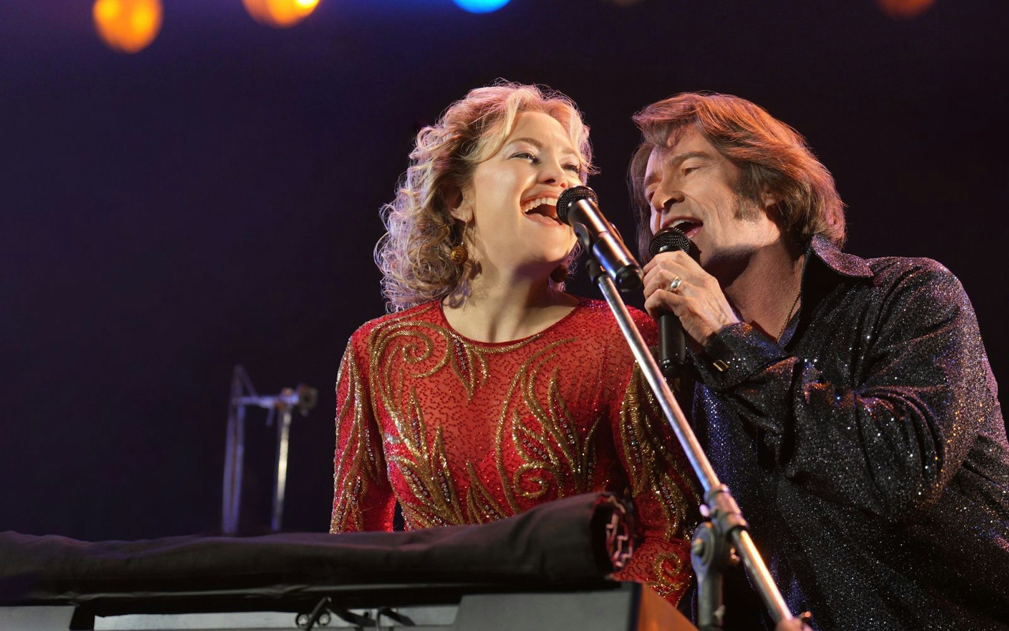 Claire (Kate Hudson) und Mike Sardina (Hugh Jackman) sind wie Blitz und Donner, sie gehören einfach zusammen: Als Neil-Diamond-Tribute-Band nennen sie sich Thunder & Lightning. (Bild: 2025 Focus Features/Universal)