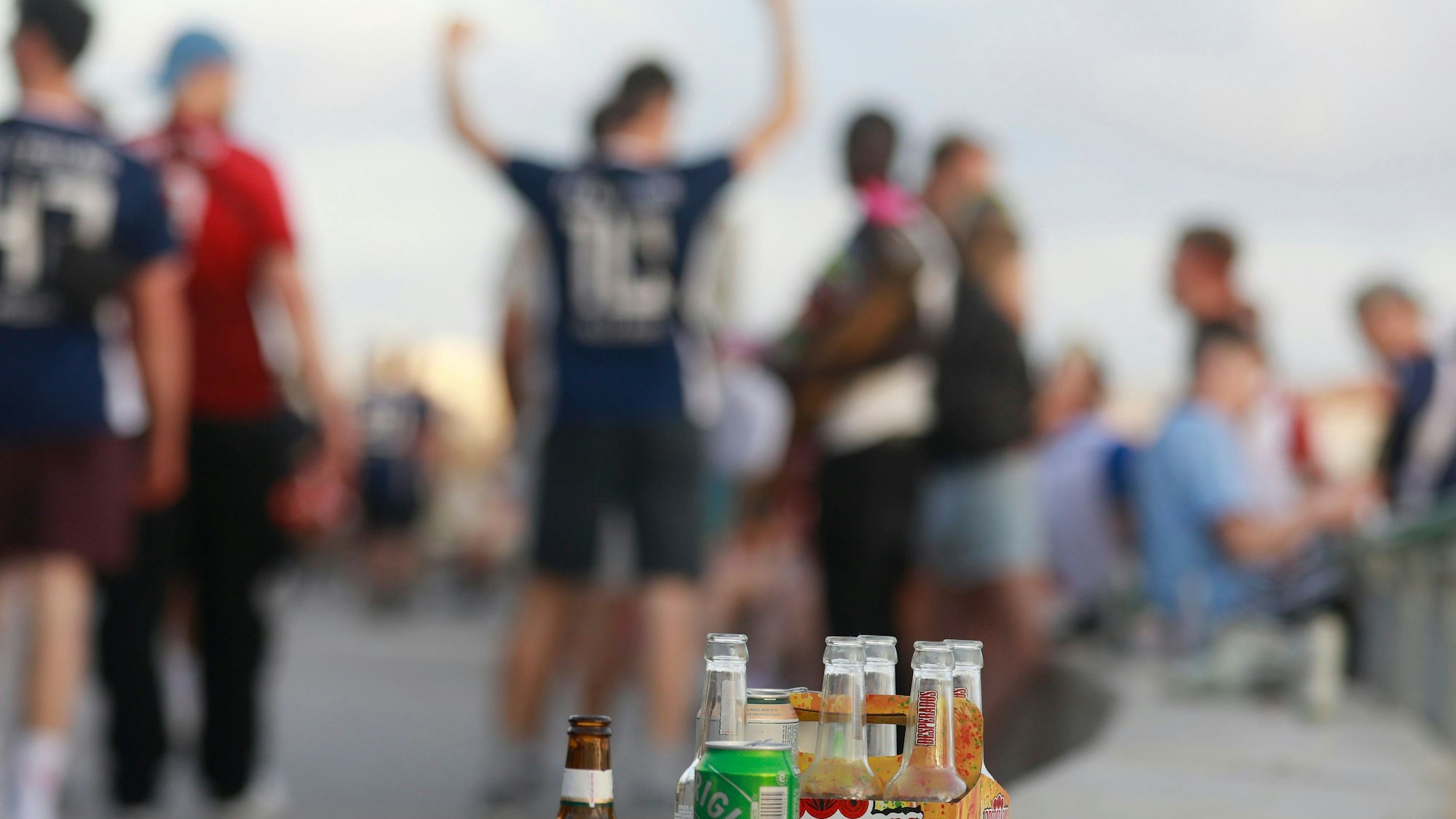 Menschen haben sich am Abend an der Promenade am Strand von Arenal versammelt.