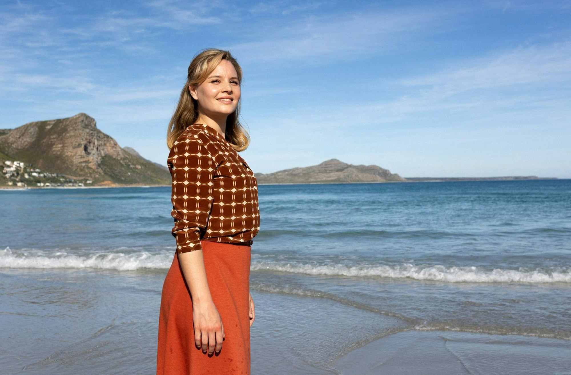 Auch in „Das Wunder von Kapstadt“ spielte Sonja Gerhardt eine mutige Frau, diesmal eine Ärztin, die sich ihren Platz in einer von Männern dominierten Domäne erkämpfen musste. (Bild: ARD Degeto/Producers at Work/Mia-Film/Frizzi Kurkhaus)