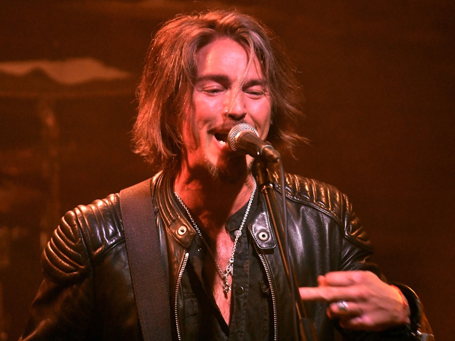 Gil Ofarim singt am Mikrofon auf der Bühne