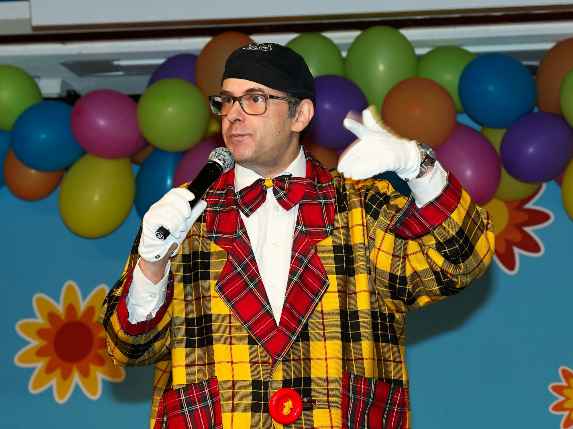 Marc Metzger als „Dä Blötschkopp“ auf der Bühne.