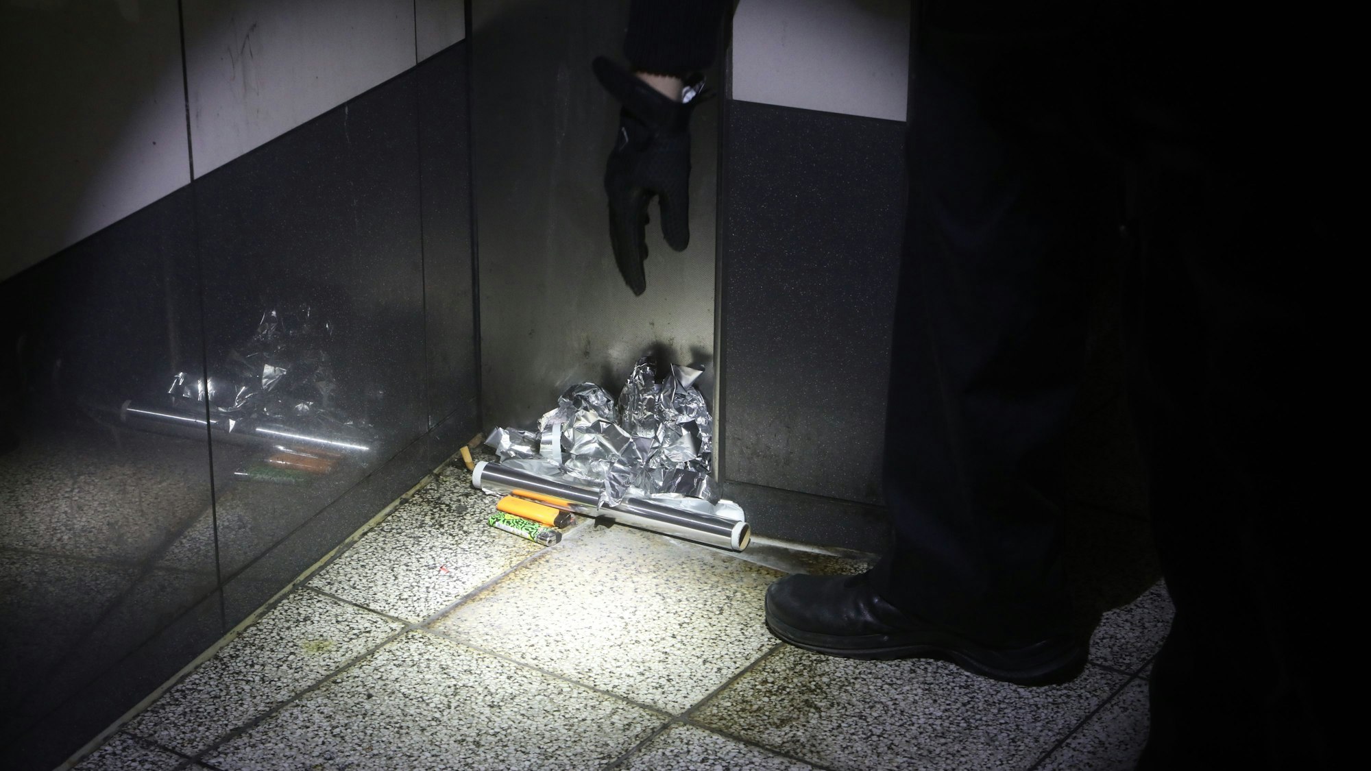 Drogenspritzen liegen auf dem Boden.