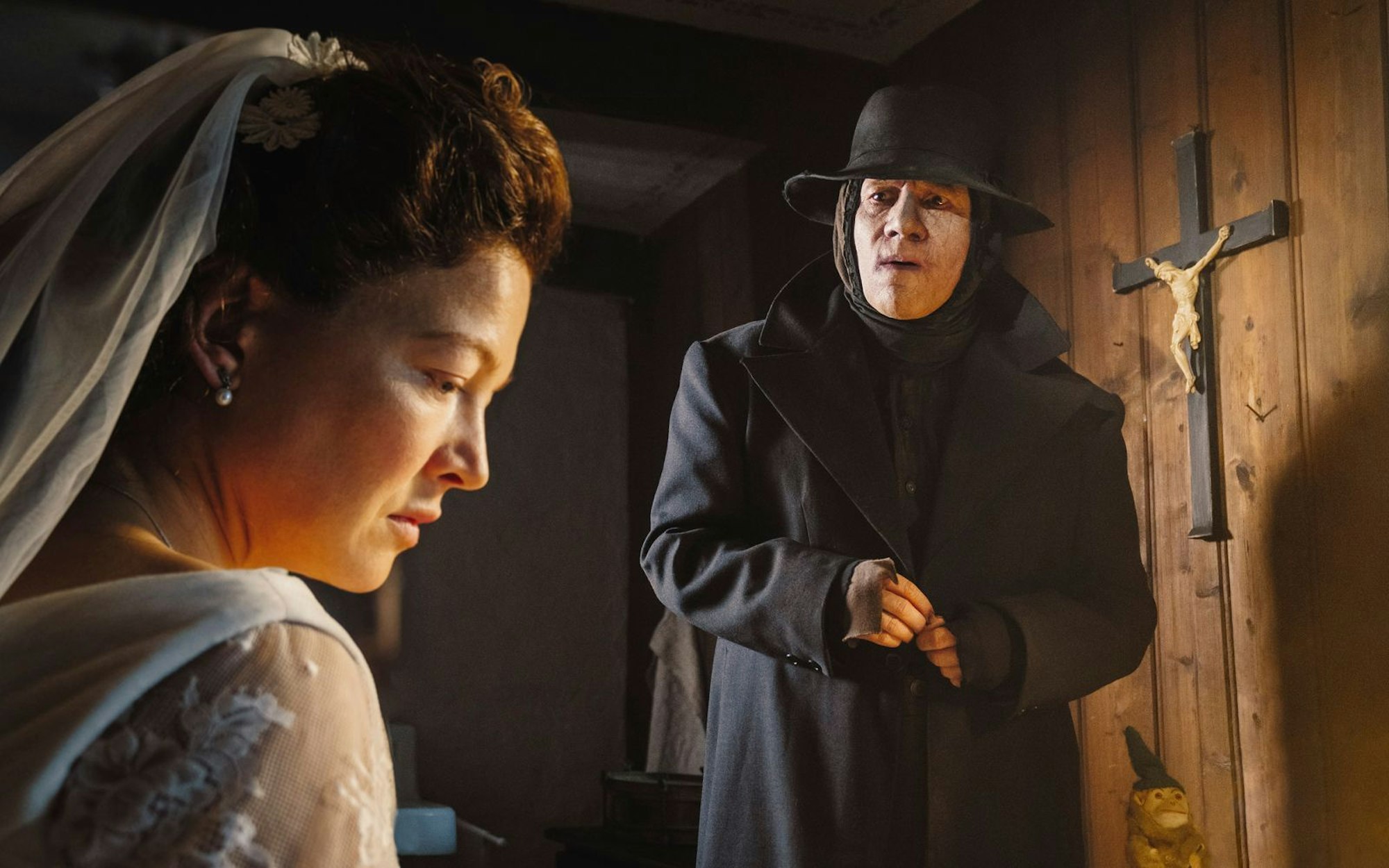 Nach dem Aufeinandertreffen mit Gefi (Hannah Herzsprung) hat der Boandlkramer (Michael „Bully“ Herbig) Schmetterlinge im Bauch. (Bild: LEONINE/herbX film/Perathon Medien GmbH/Hendrik Heiden)