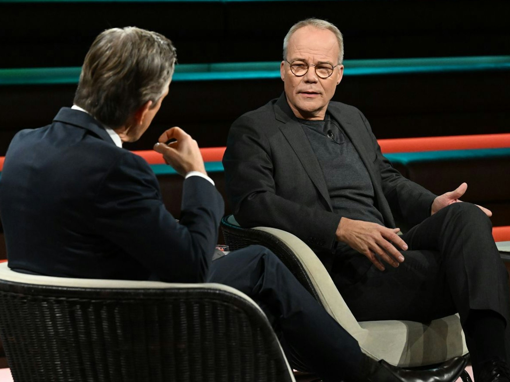 Markus Lanz war überrascht von der deutlichen Wortwahl des SPD-Politikers Matthias Miersch. (Bild: Cornelia Lehmann / ZDF)