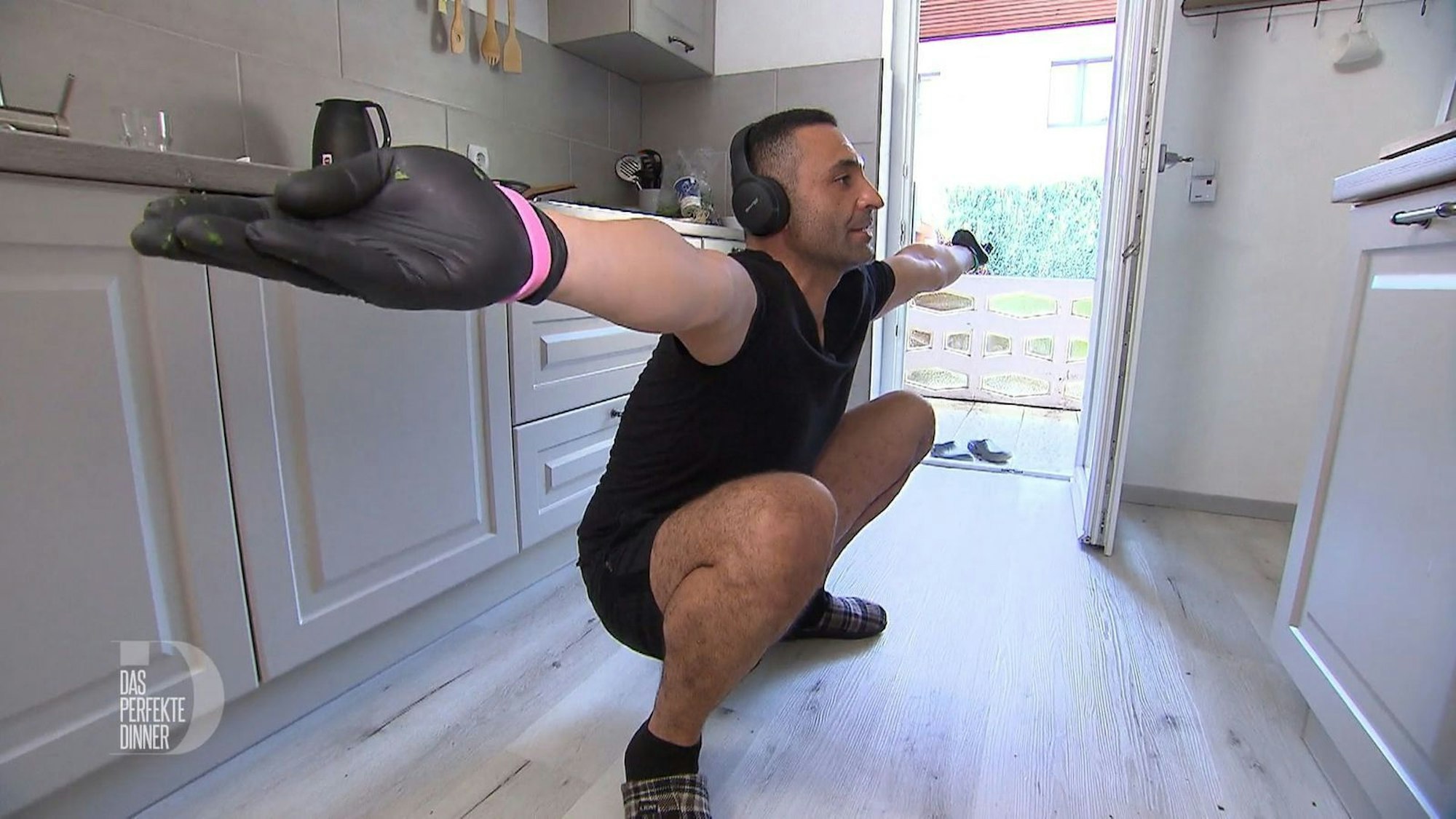 Zwischen Paprika und Petersilie bleibt immer Zeit für ein kleines Workout.
(Bild: RTL)