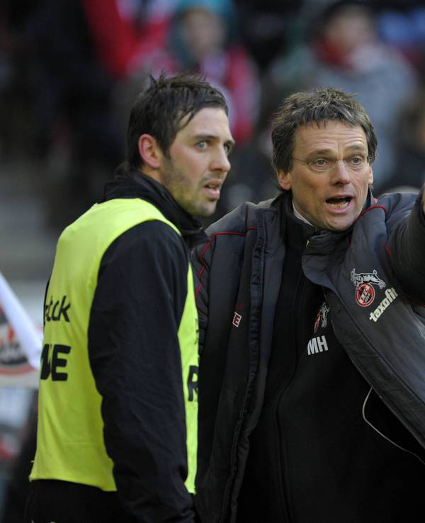 Michael Henke gestikuliert bei einem Spiel des 1. FC Köln.