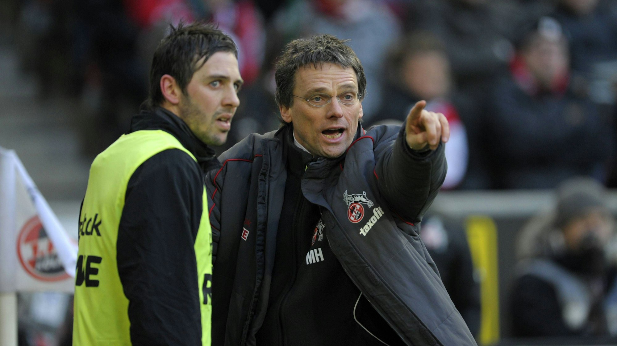 Michael Henke mit Anweisungen bei einem Spiel des 1. FC Köln.