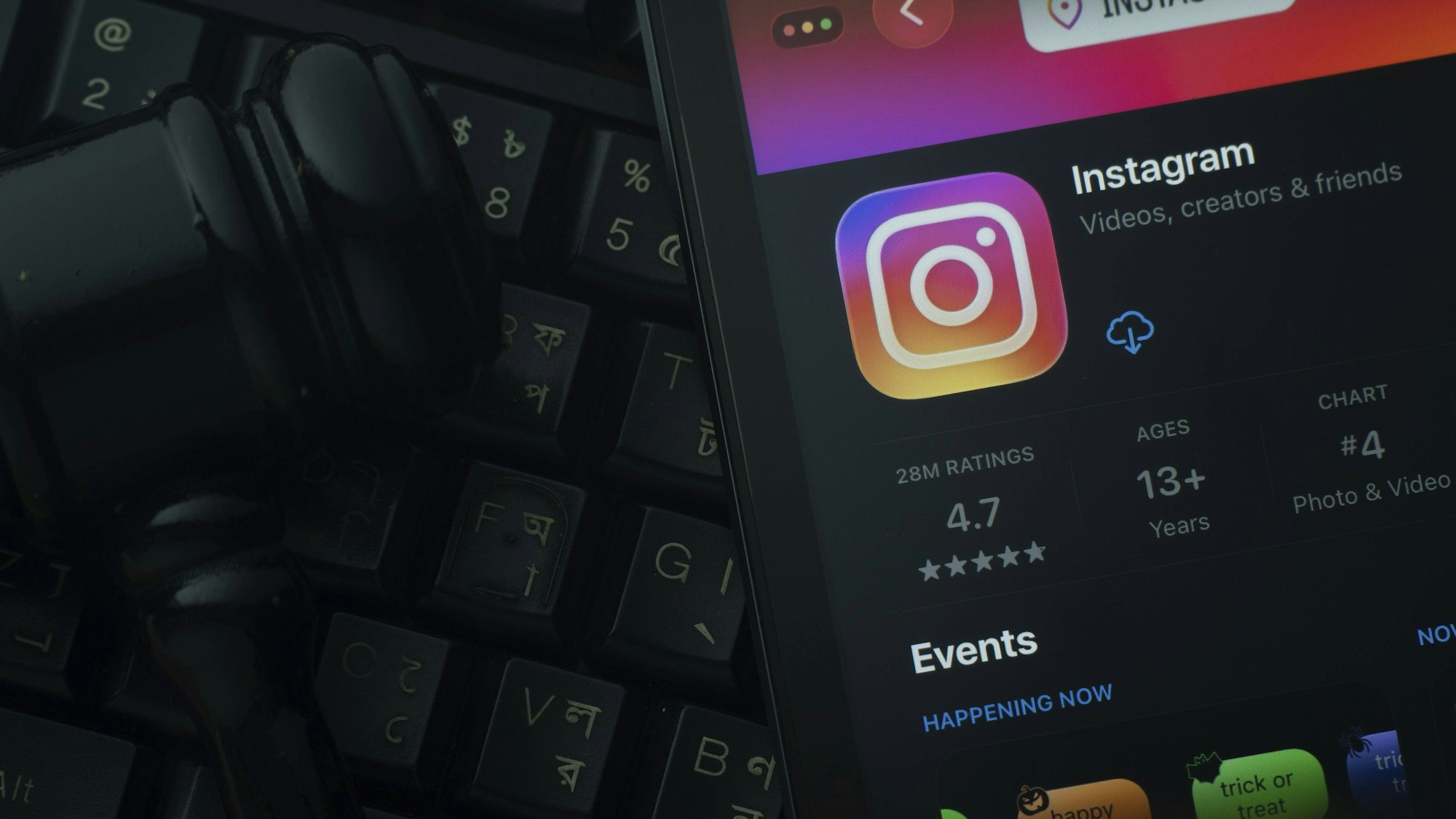 Richterhammer, Bildschirmgerät und Tastatur