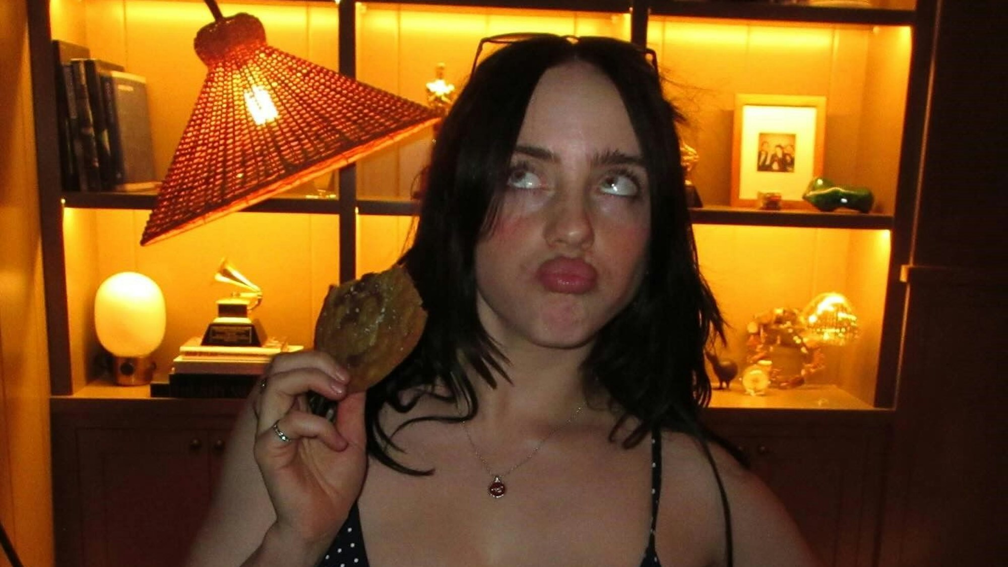 Billie Eilish liebt Cookies und gibt plötzlich tiefe Einblicke.