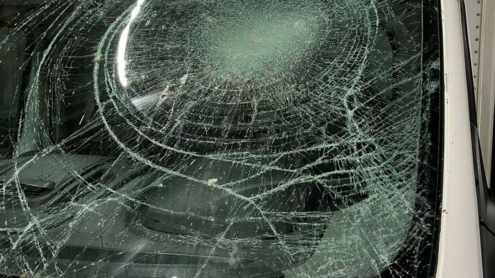 Unbekannte warfen Schnee auf einen Lkw in Troisdorf.