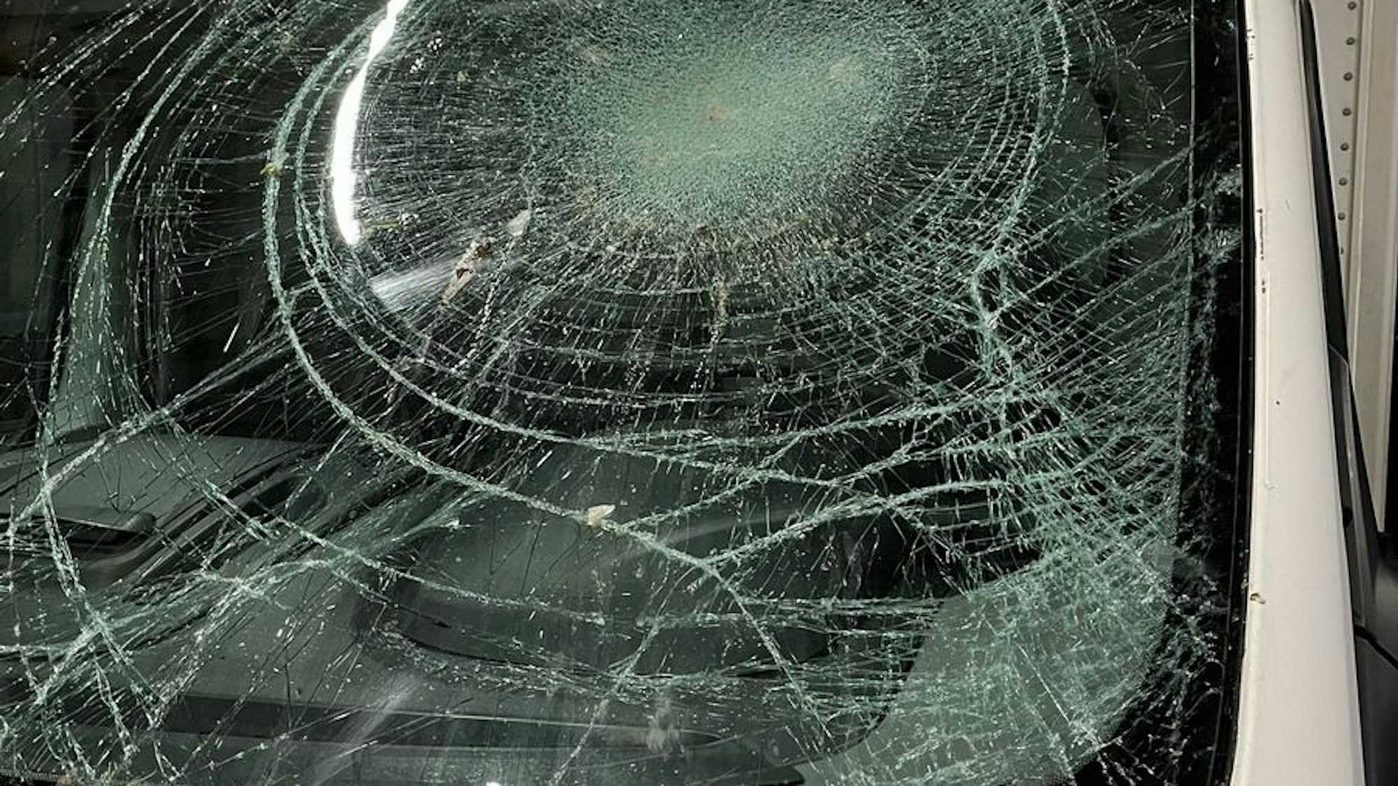 Unbekannte warfen Schnee auf einen Lkw in Troisdorf.