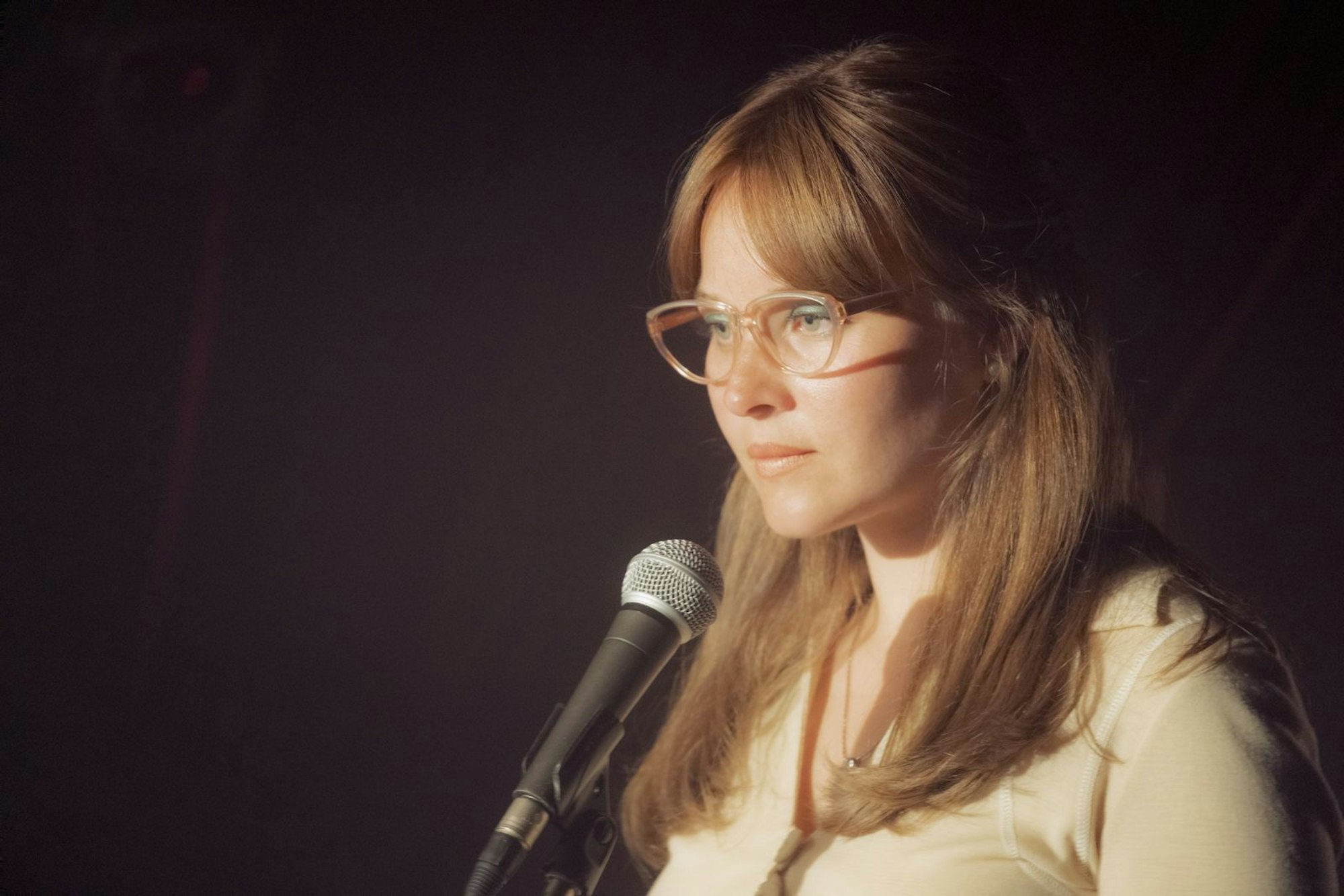 Als Monika Schöllack in „Ku'damm 77“ darf Sonja Gerhardt in einem Musikclub singen. Auch wenn sie Lust hat, neben der Schauspielerei noch in andere Berufe zu schnuppern, zieht es sie doch eher in Richtung Psychologie als vor das Mikrofon. (Bild: ZDF / Conny Klein)