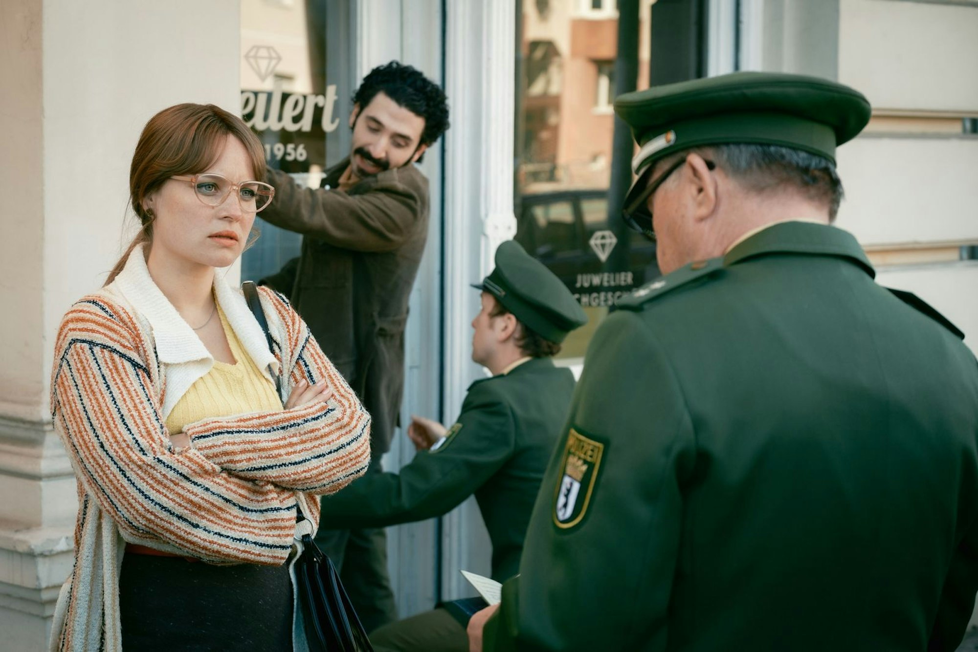 Monika (Sonja Gerhardt, links) sieht mit an, wie Sharif Feen (Aziz Dyab, zweiter von links) festgenommen wird.
(Bild: ZDF/Conny Klein)