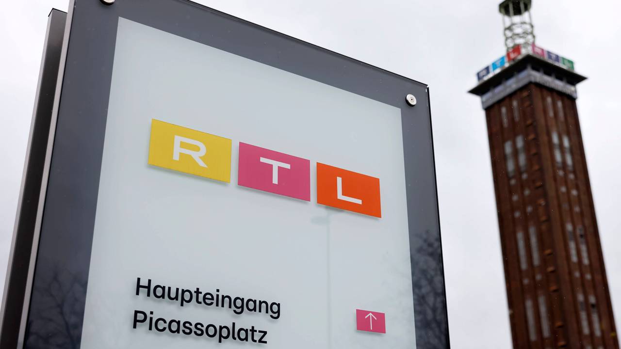 Schild mit Text und ein hoher Turm