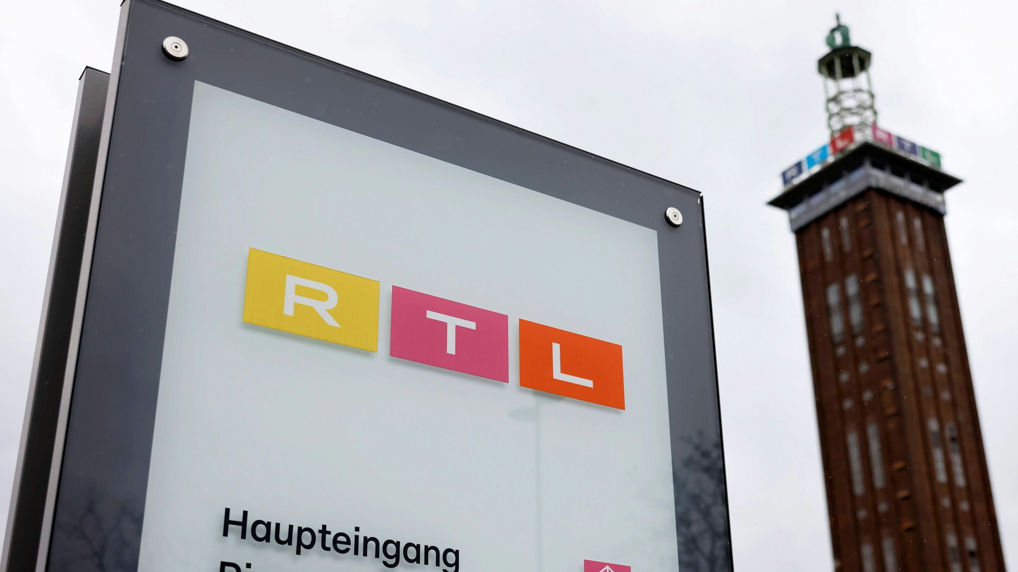 Schild mit Text und ein hoher Turm