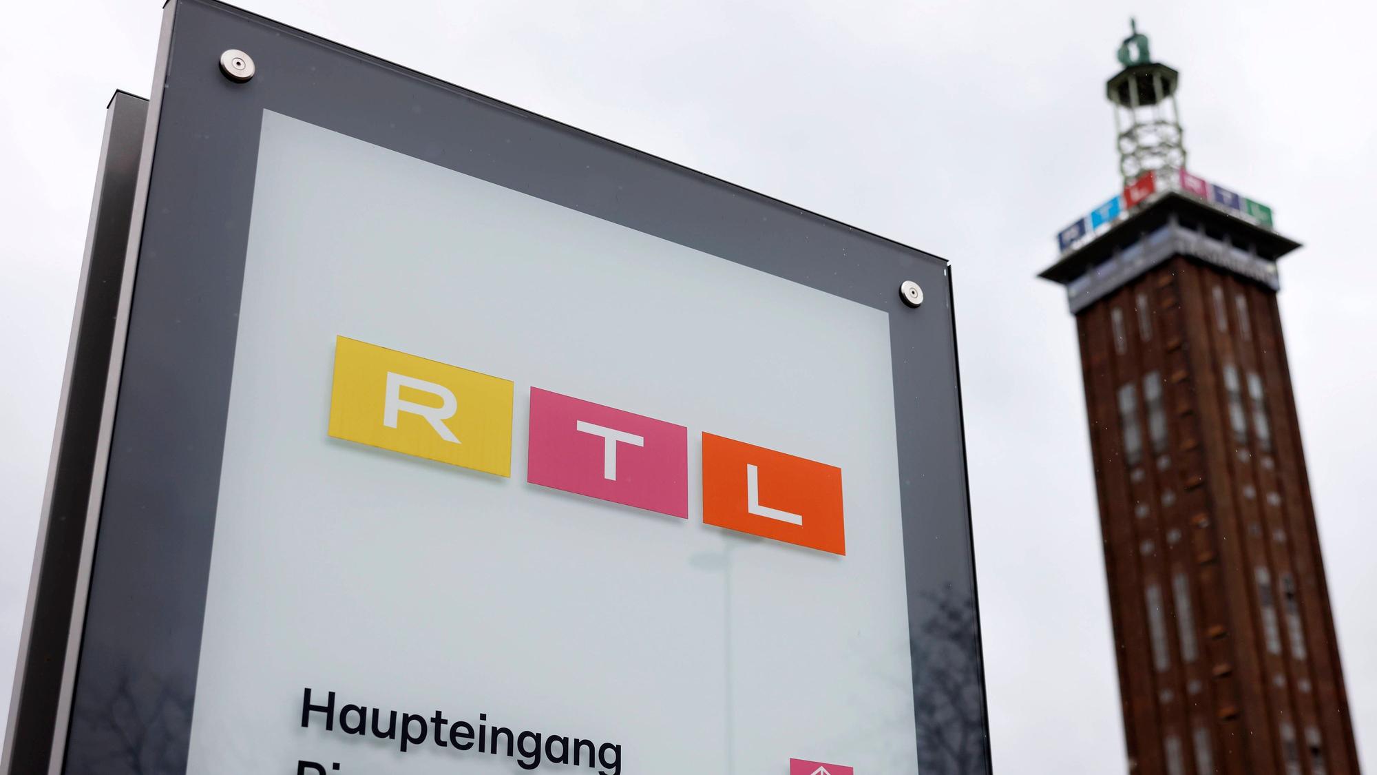 Schild mit Text und ein hoher Turm