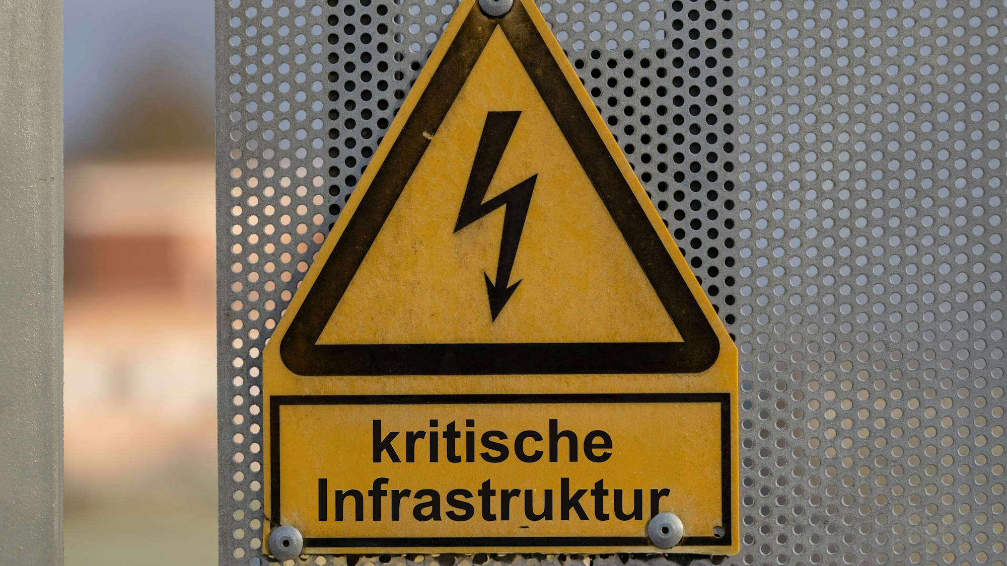 Warnschild mit Blitzsymbol und Text kritische Infrastruktur