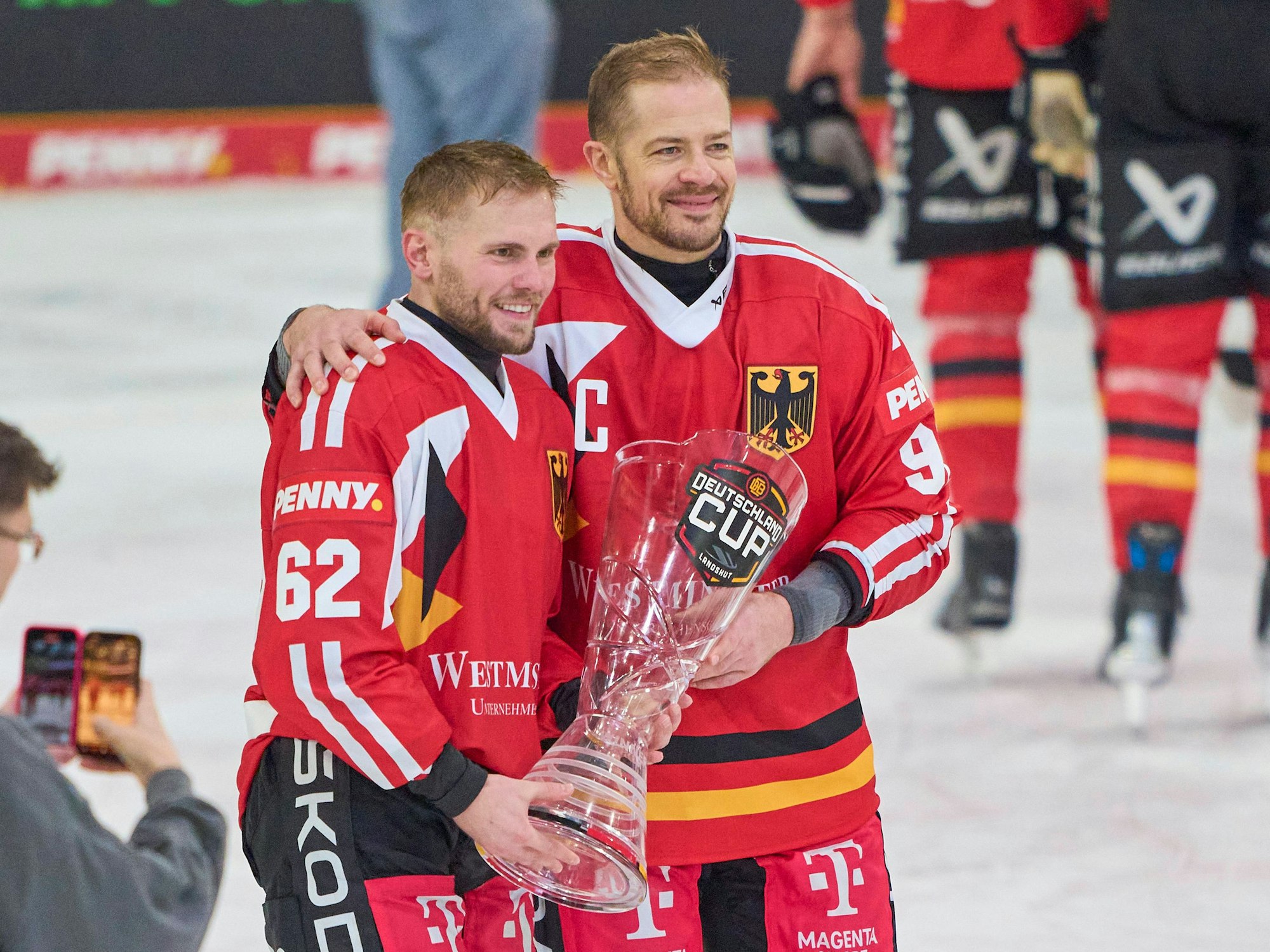 Neben Kapitän Moritz Müller (39) gehört auch Stürmer Parker Tuomie (30) zum Kreis der DEB-Auswahl für die Olympischen Spiele im Februar.