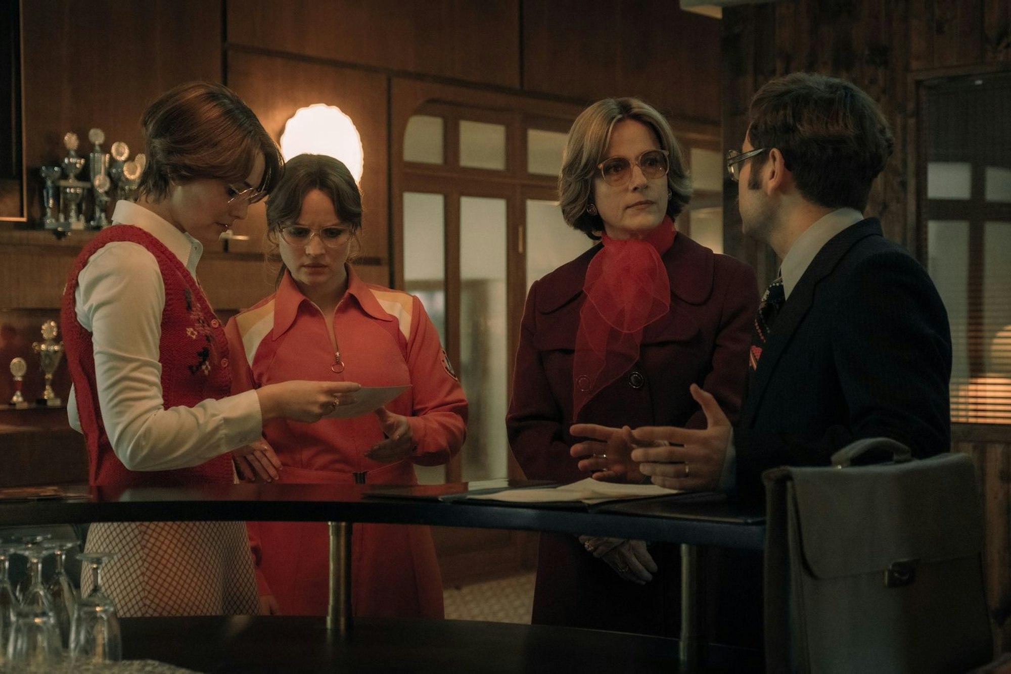 Helga (Maria Ehrich, links), Monika (Sonja Gerhardt) und Caterina (Claudia Michelsen) sind geschockt darüber, dass sie die Tanzschule womöglich abgeben müssen. (Bild: ZDF/Conny Klein)